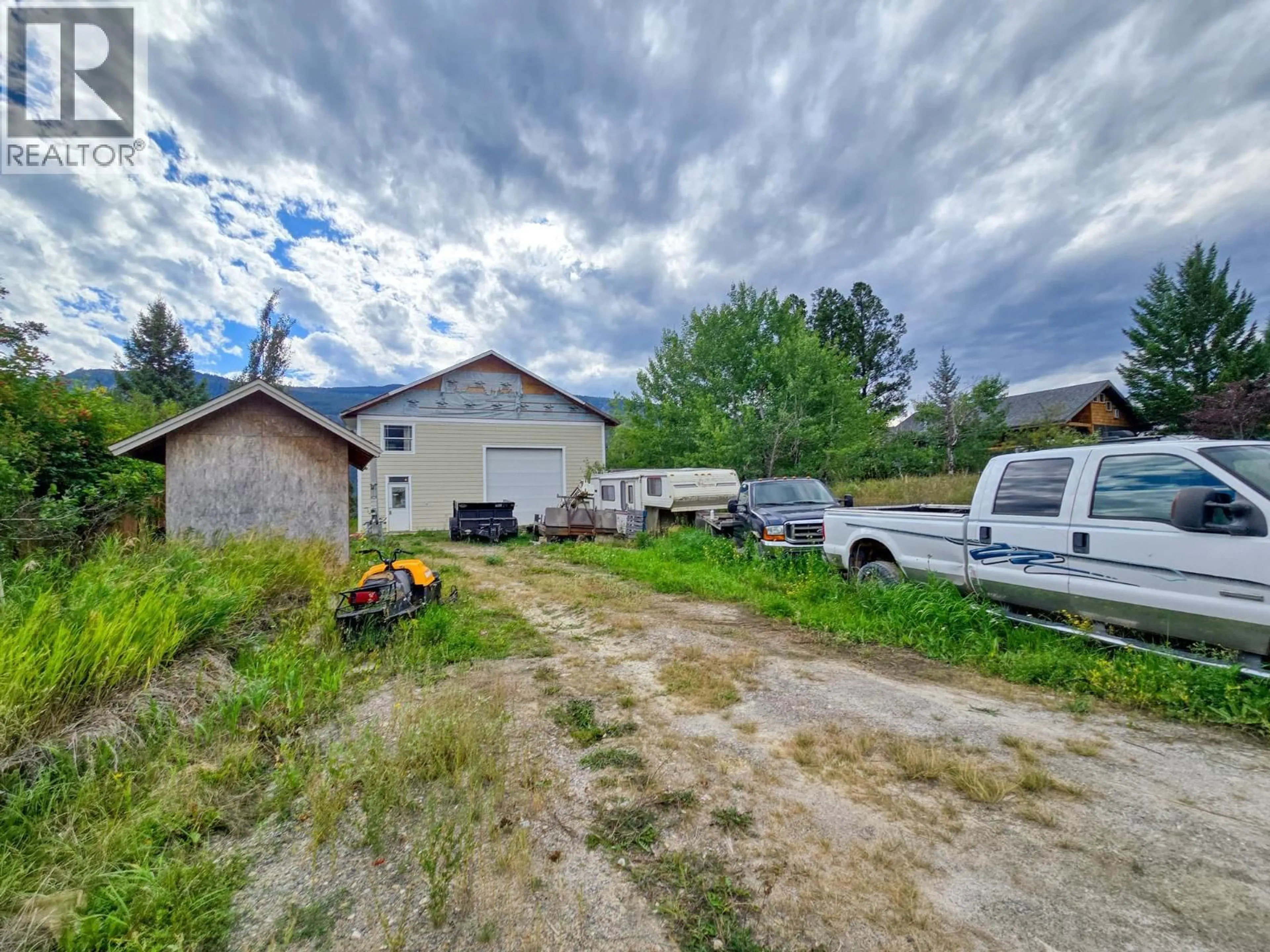 A pic from outside/outdoor area/front of a property/back of a property/a pic from drone, street for 4772 CRESCENTWOOD DRIVE, Edgewater British Columbia V0A1E0