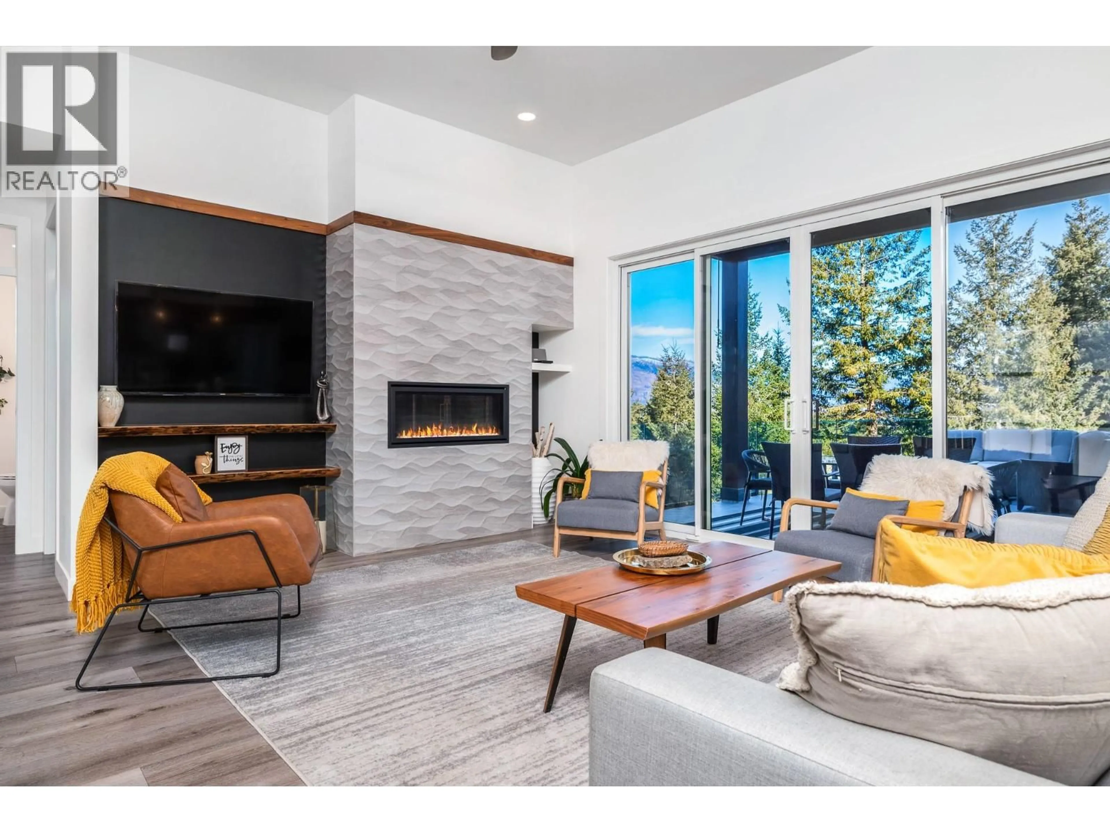 Living room with furniture, ceramic/tile floor for 29 - 9196 TRONSON ROAD, Vernon British Columbia V1H1E8