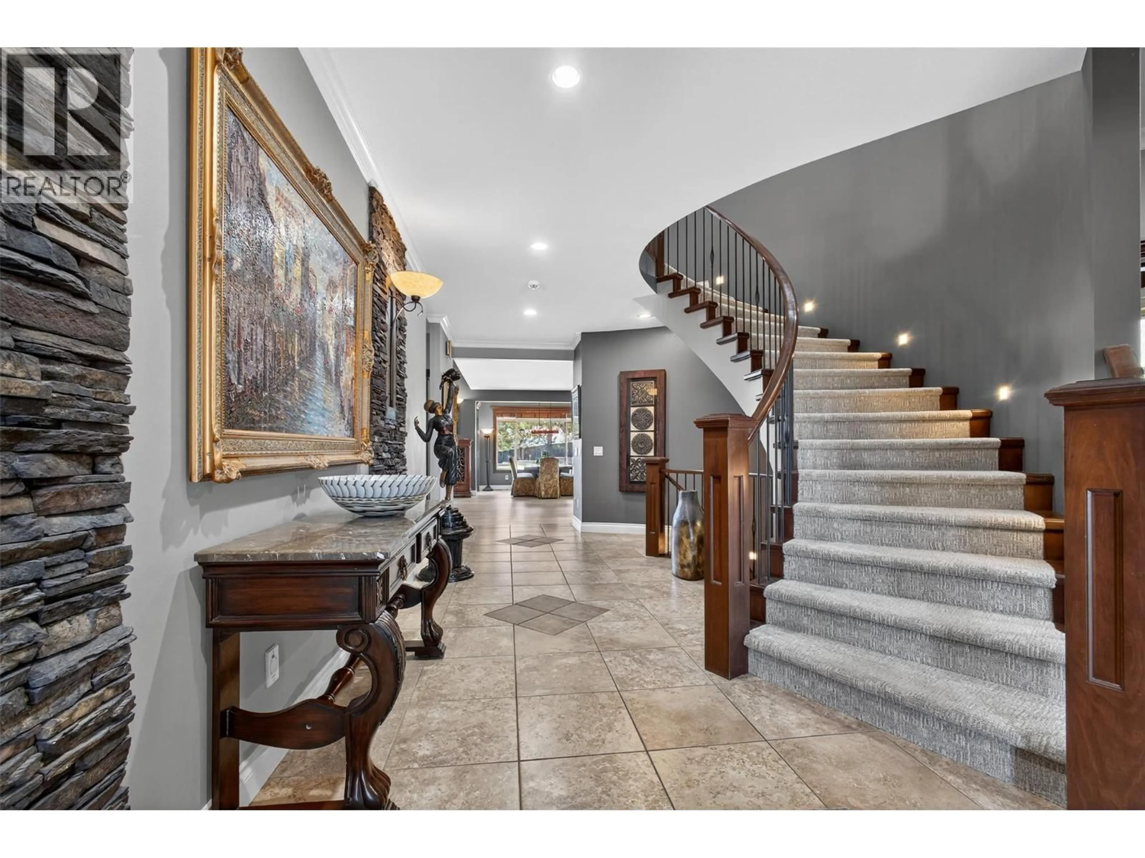 Indoor foyer for 336 QUILCHENA DRIVE, Kelowna British Columbia V1W4Y9