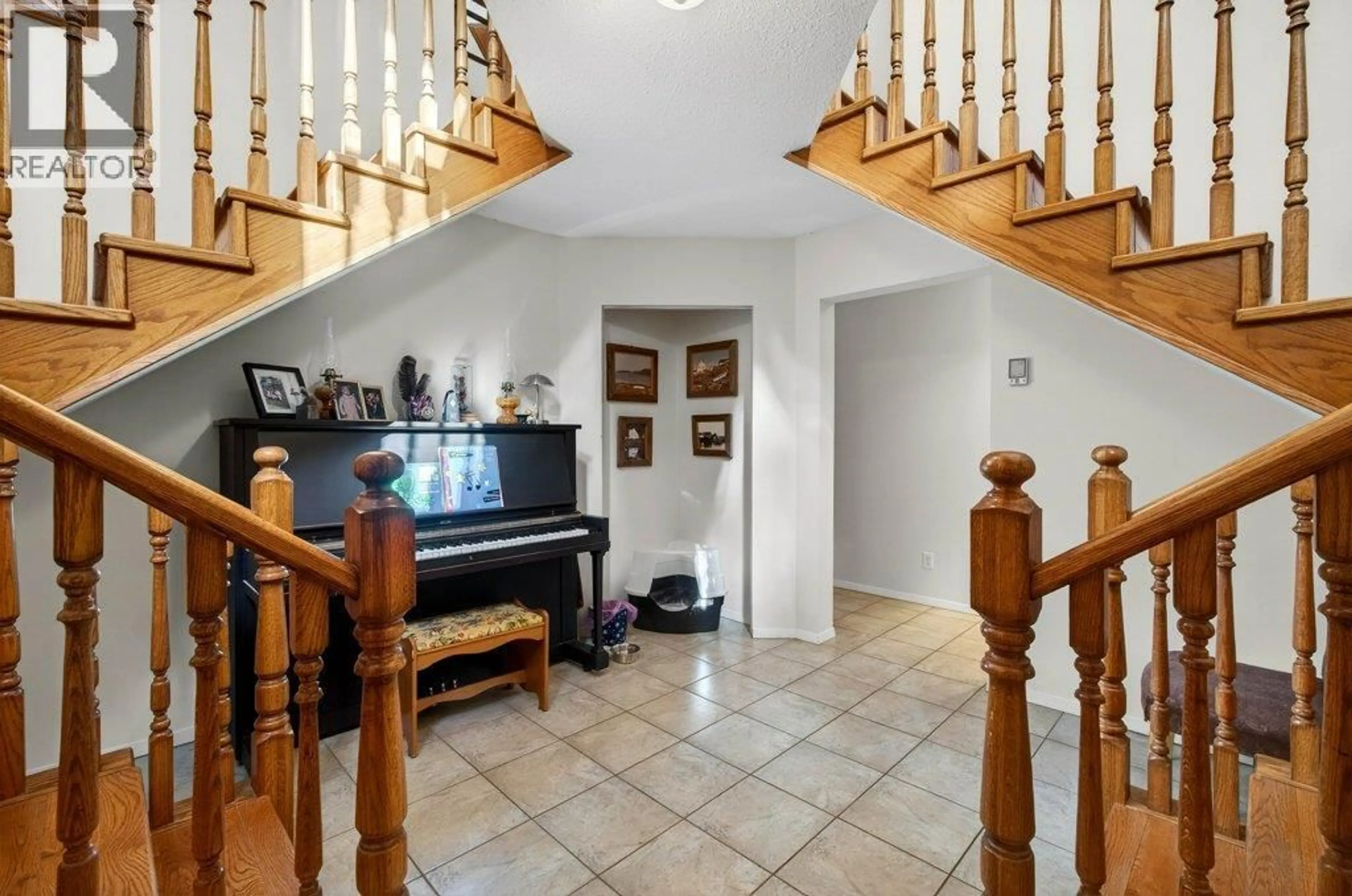 Indoor foyer for 7905 97A HIGHWAY, Mara British Columbia V0E2K0