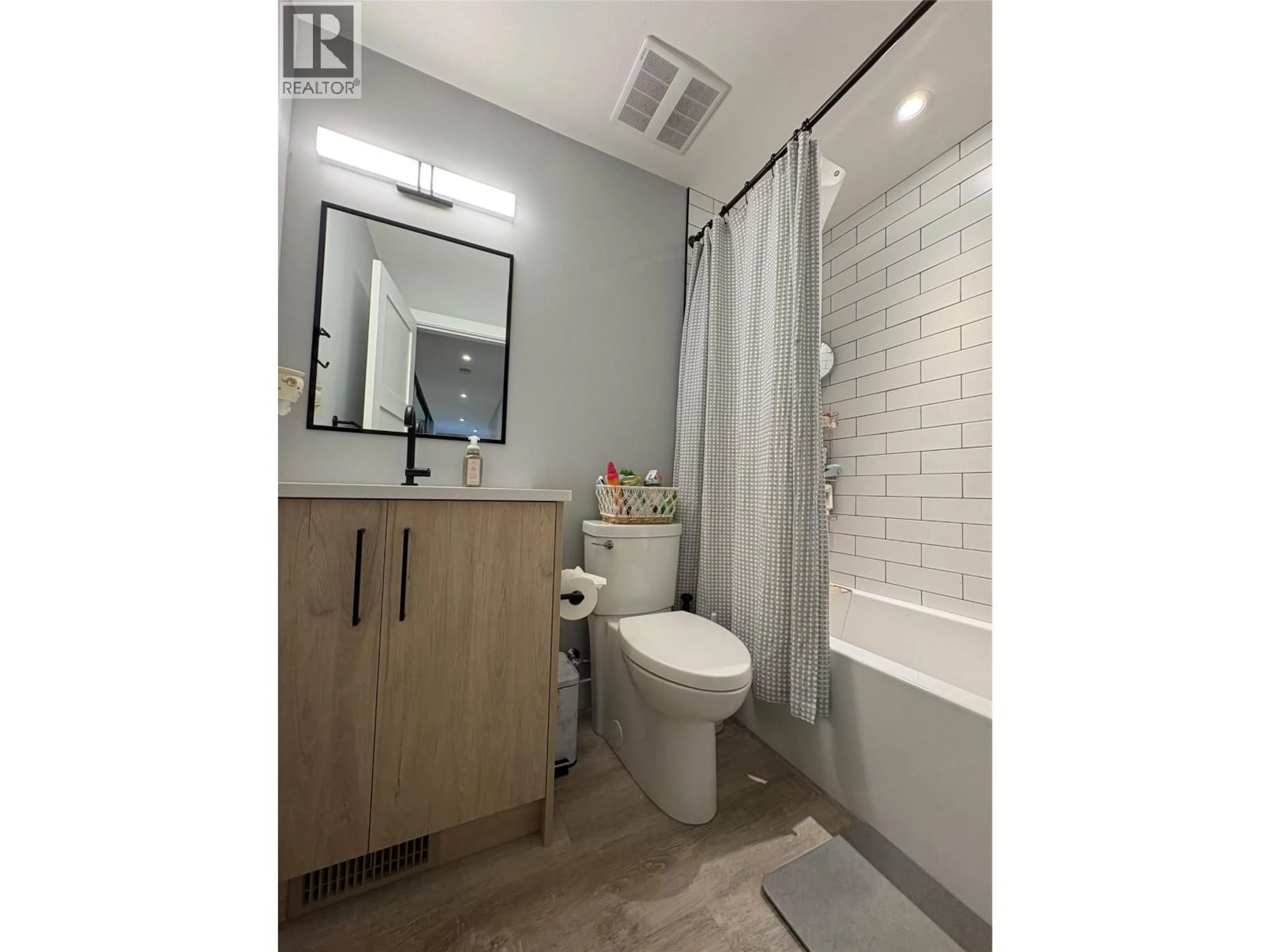 Standard bathroom, ceramic/tile floor for 547 HAWES COURT, Kelowna British Columbia V1W5C5