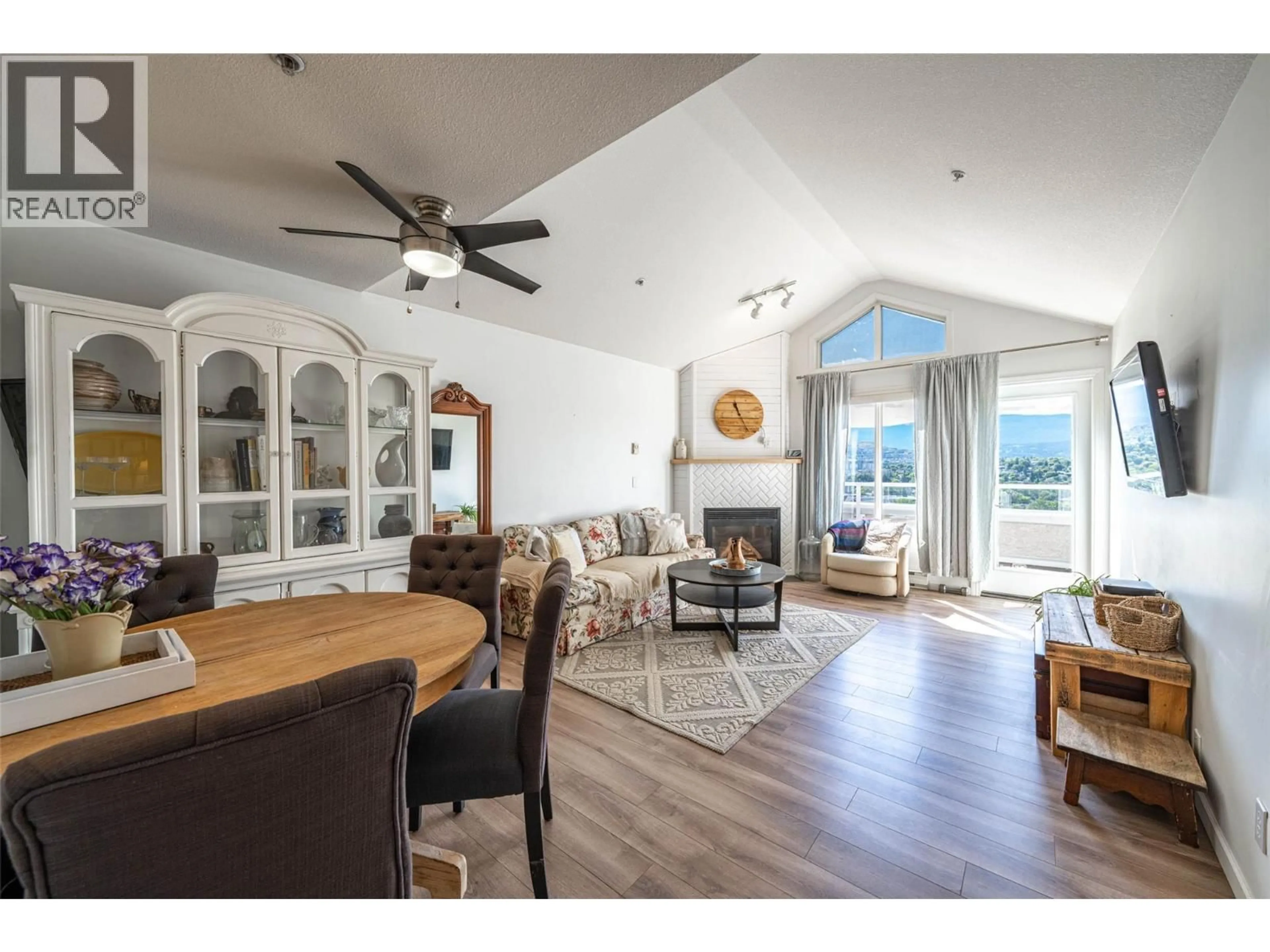 Living room with furniture, unknown for 403 - 3320 CENTENNIAL DRIVE, Vernon British Columbia V1T9M4