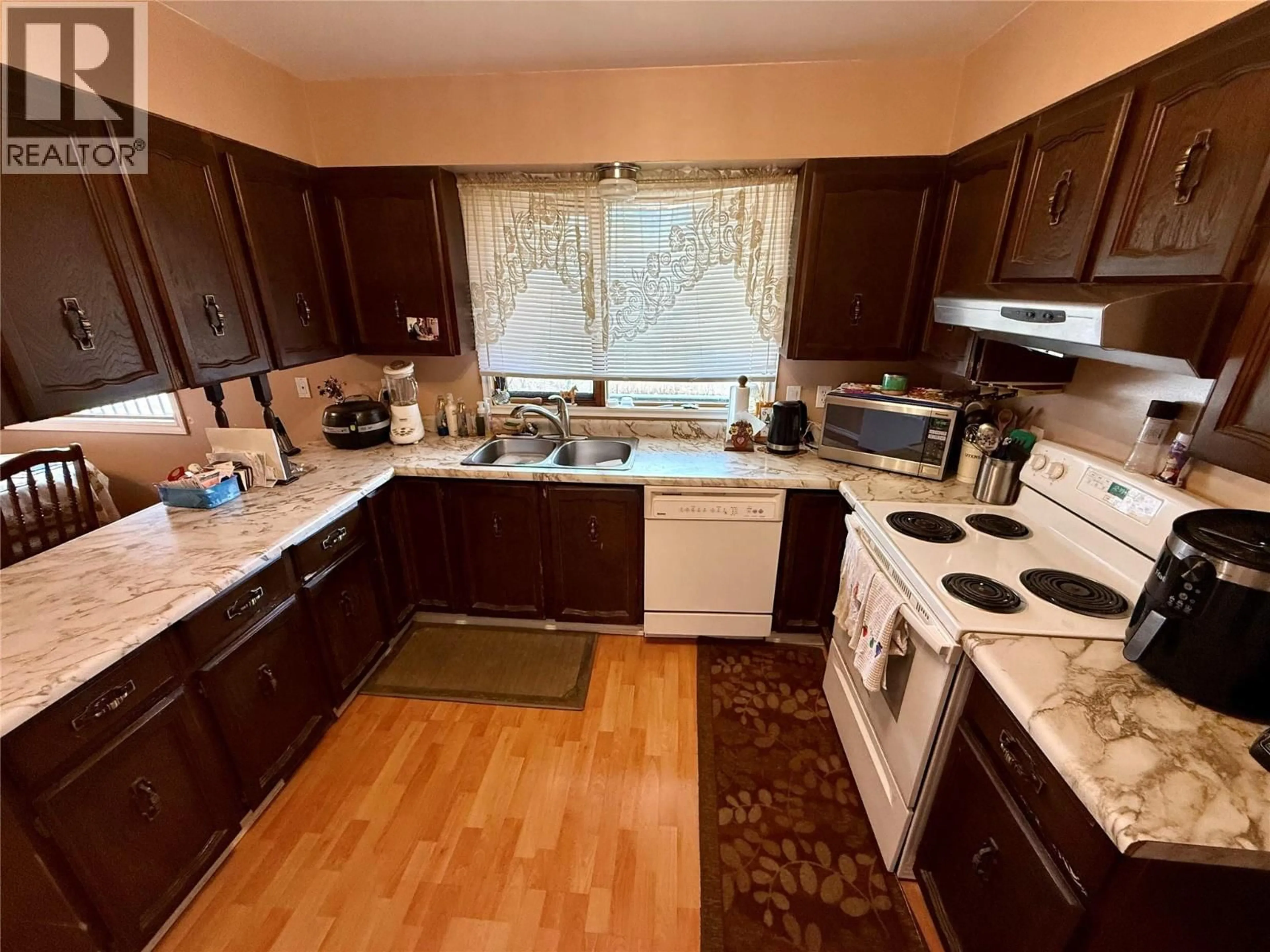 Standard kitchen, unknown for 502 5TH AVENUE, Castlegar British Columbia V1N1W2