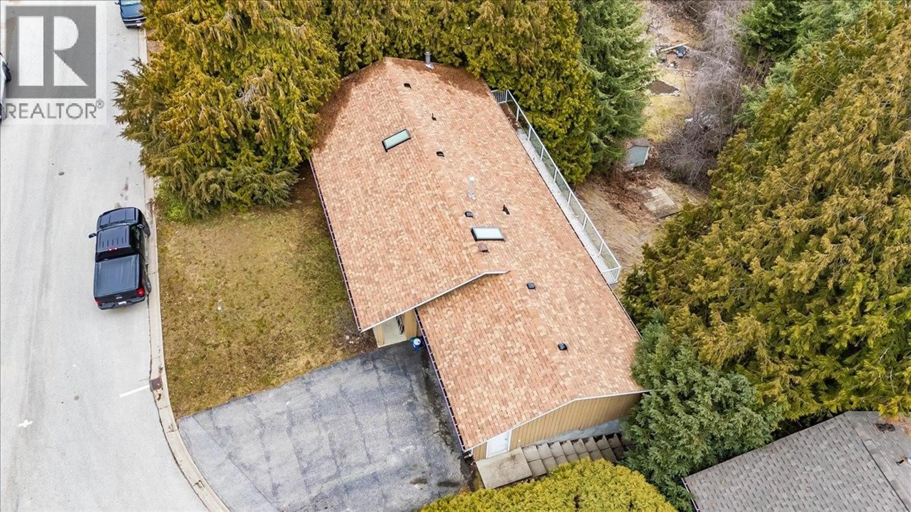A pic from outside/outdoor area/front of a property/back of a property/a pic from drone, building for 2421 12TH AVENUE, Castlegar British Columbia V1N4A9