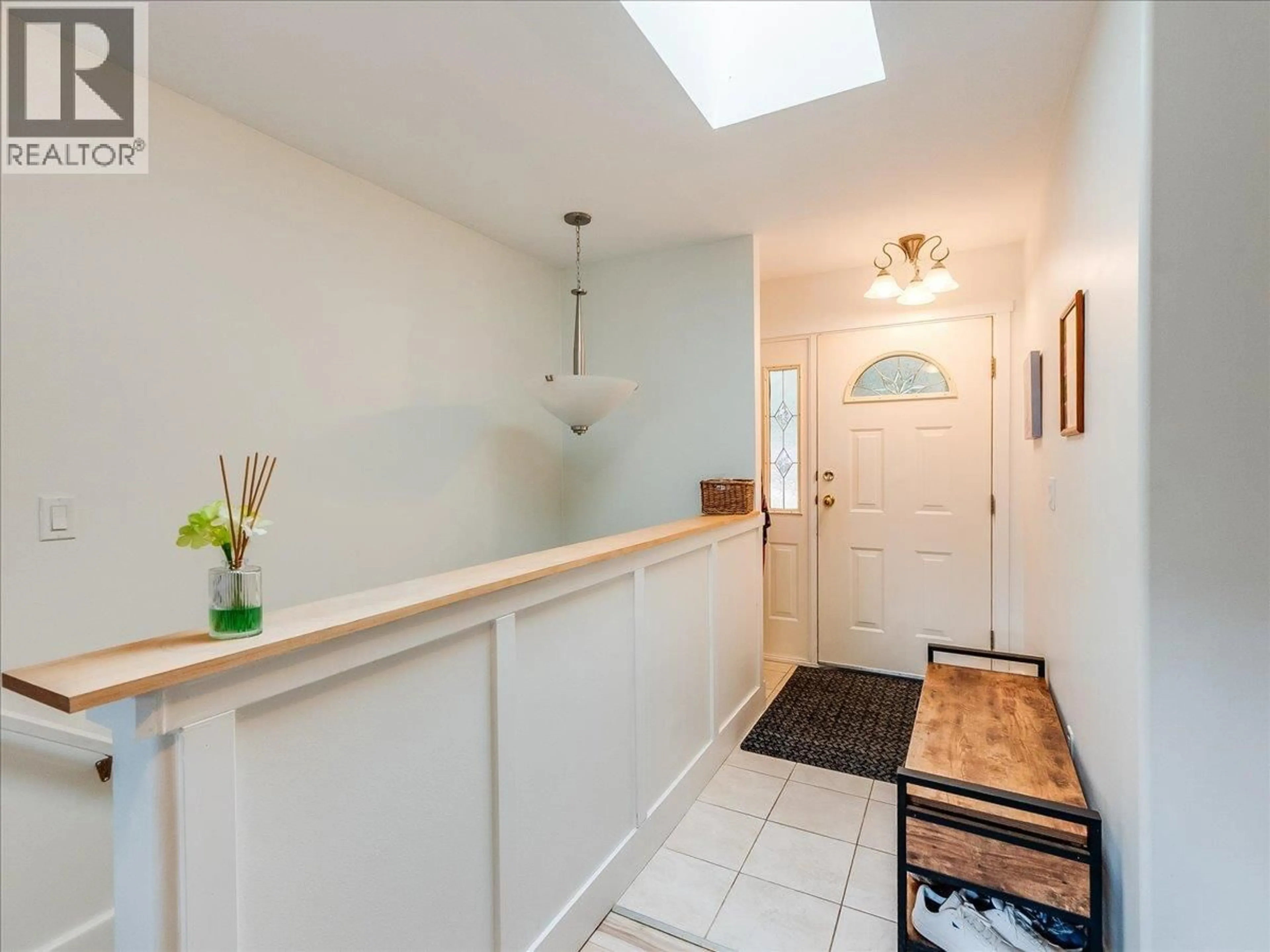 Indoor entryway for 2421 12TH AVENUE, Castlegar British Columbia V1N4A9