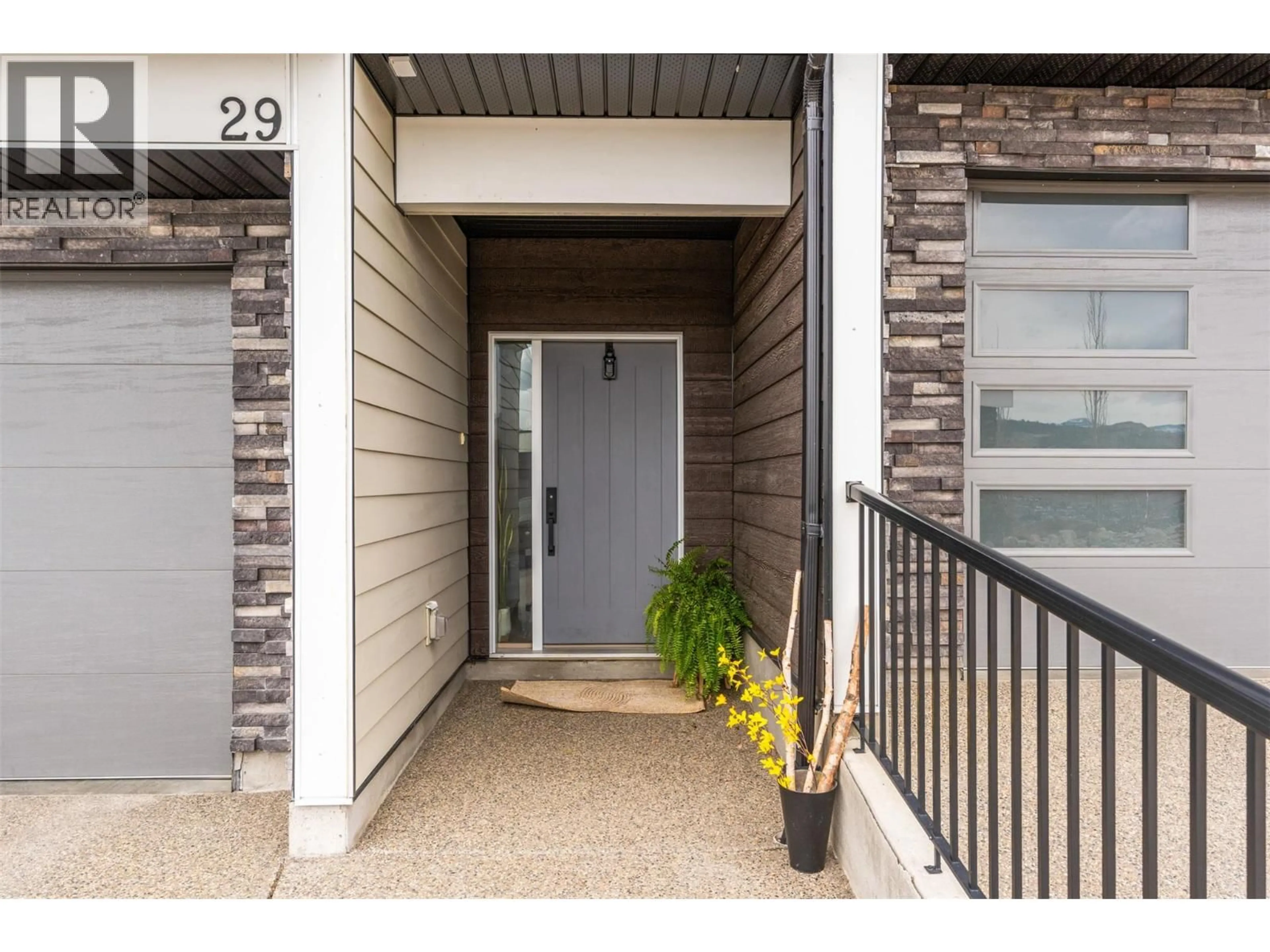 Indoor entryway for 29 - 1000 MT ROBSON PLACE, Vernon British Columbia V1B4G2