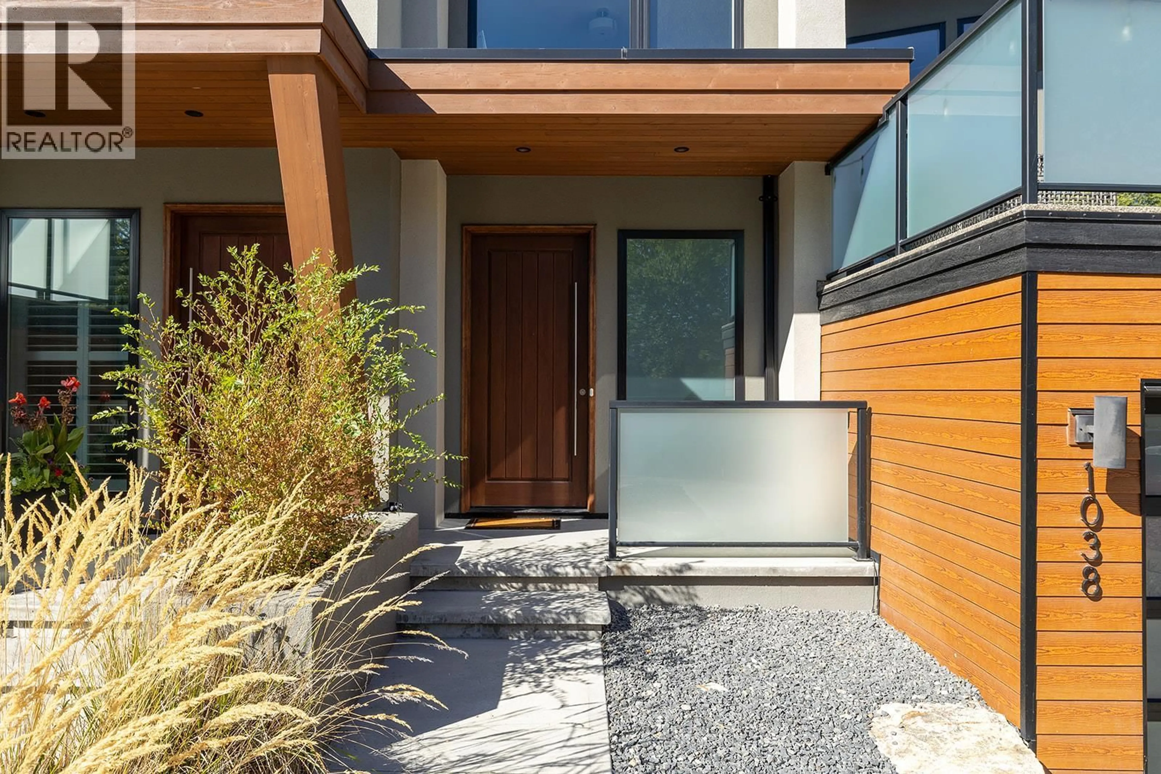 Indoor entryway for 1038 WILSON AVENUE, Kelowna British Columbia V1Y6Y3