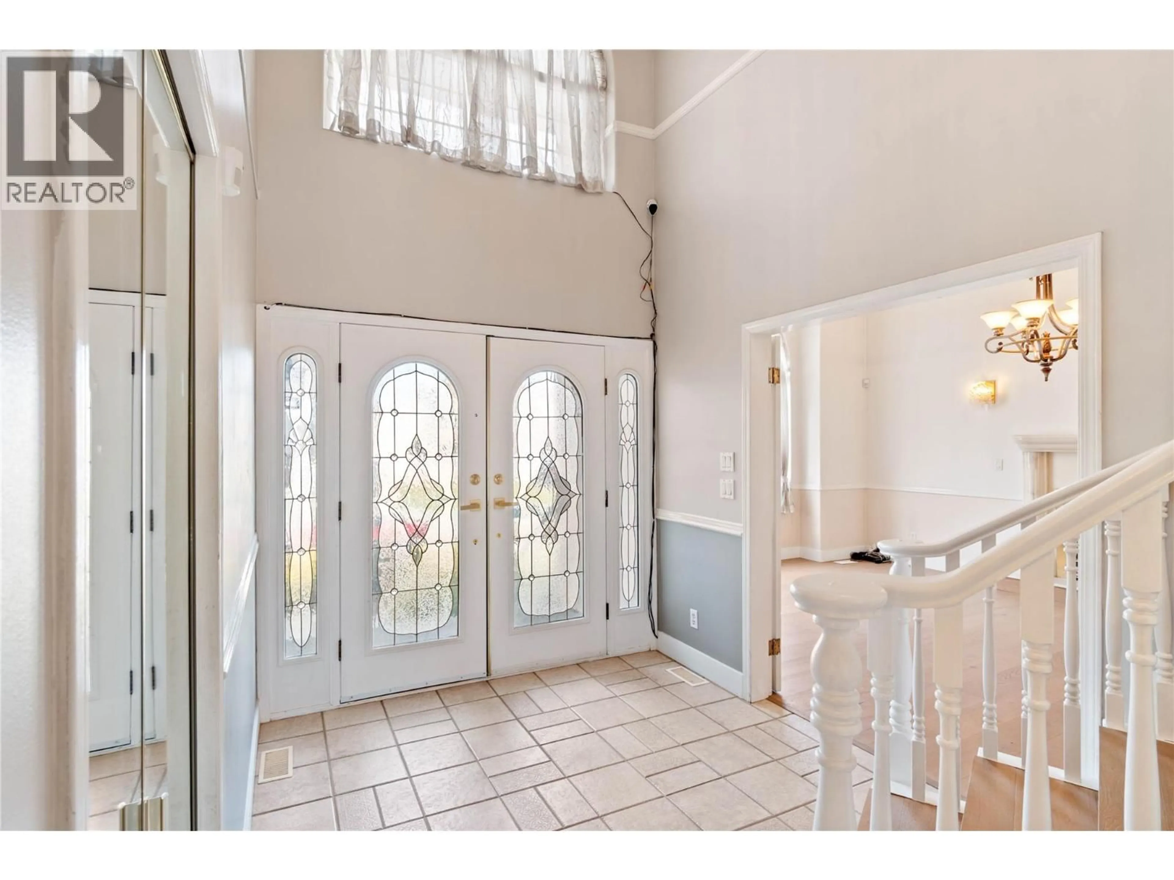 Indoor entryway for 1120 14TH STREET, Kamloops British Columbia V2B8K7