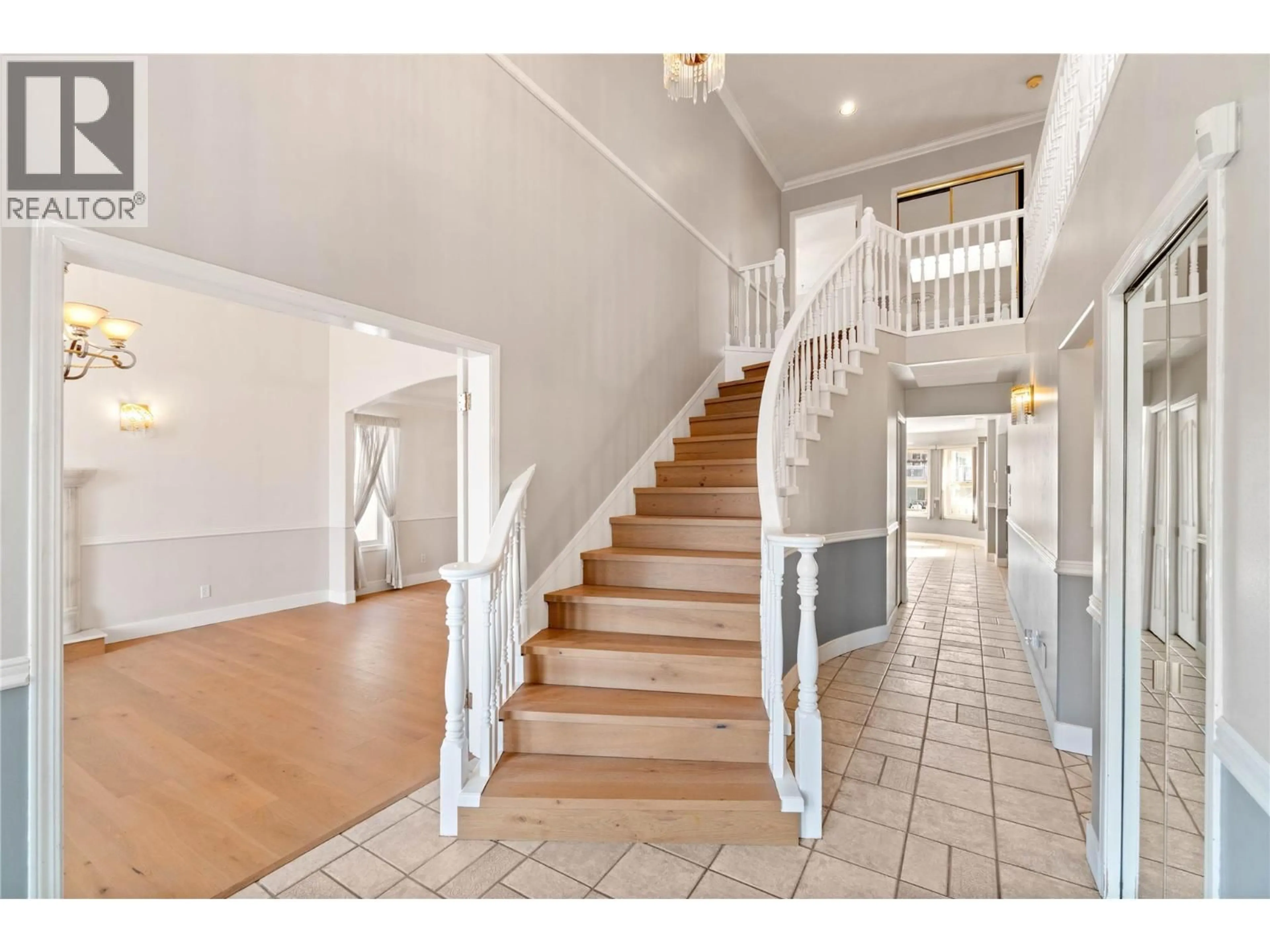 Indoor foyer for 1120 14TH STREET, Kamloops British Columbia V2B8K7