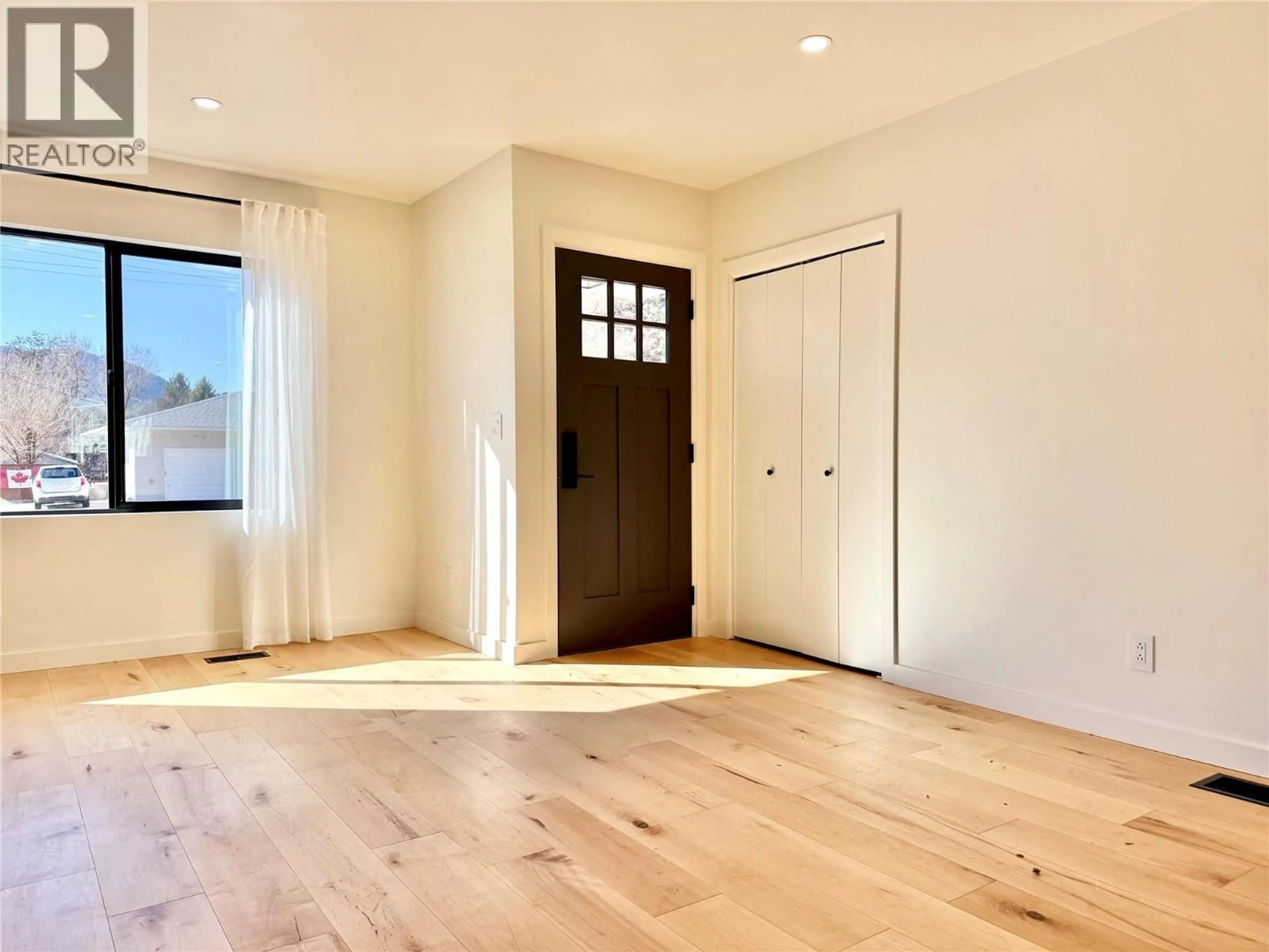 Indoor entryway for 6295 COLLEGE ROAD, Grand Forks British Columbia V0H1H2