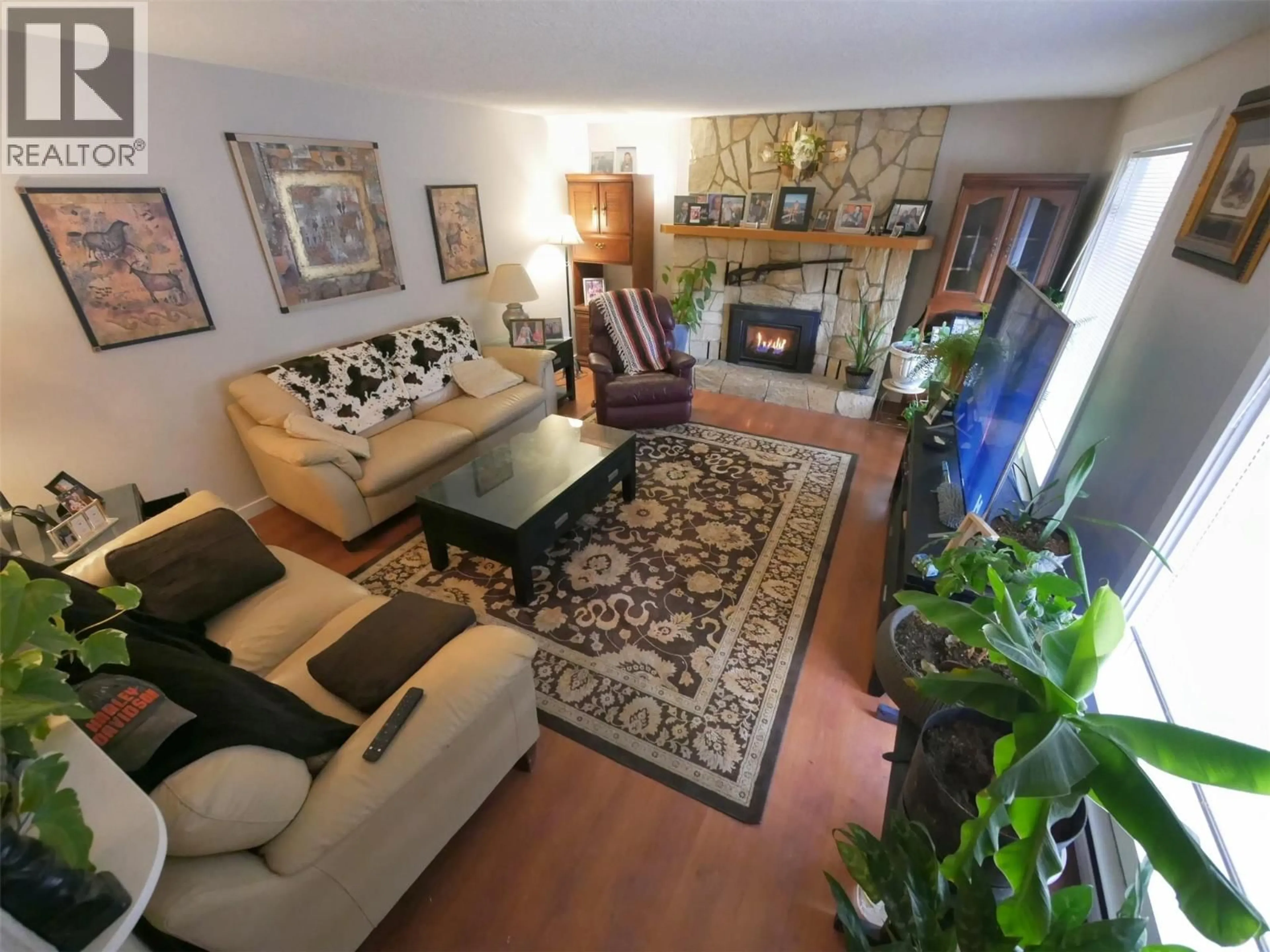 Living room with furniture, unknown for 1895 COLUMBIA GARDENS ROAD, Fruitvale British Columbia V0G1L0
