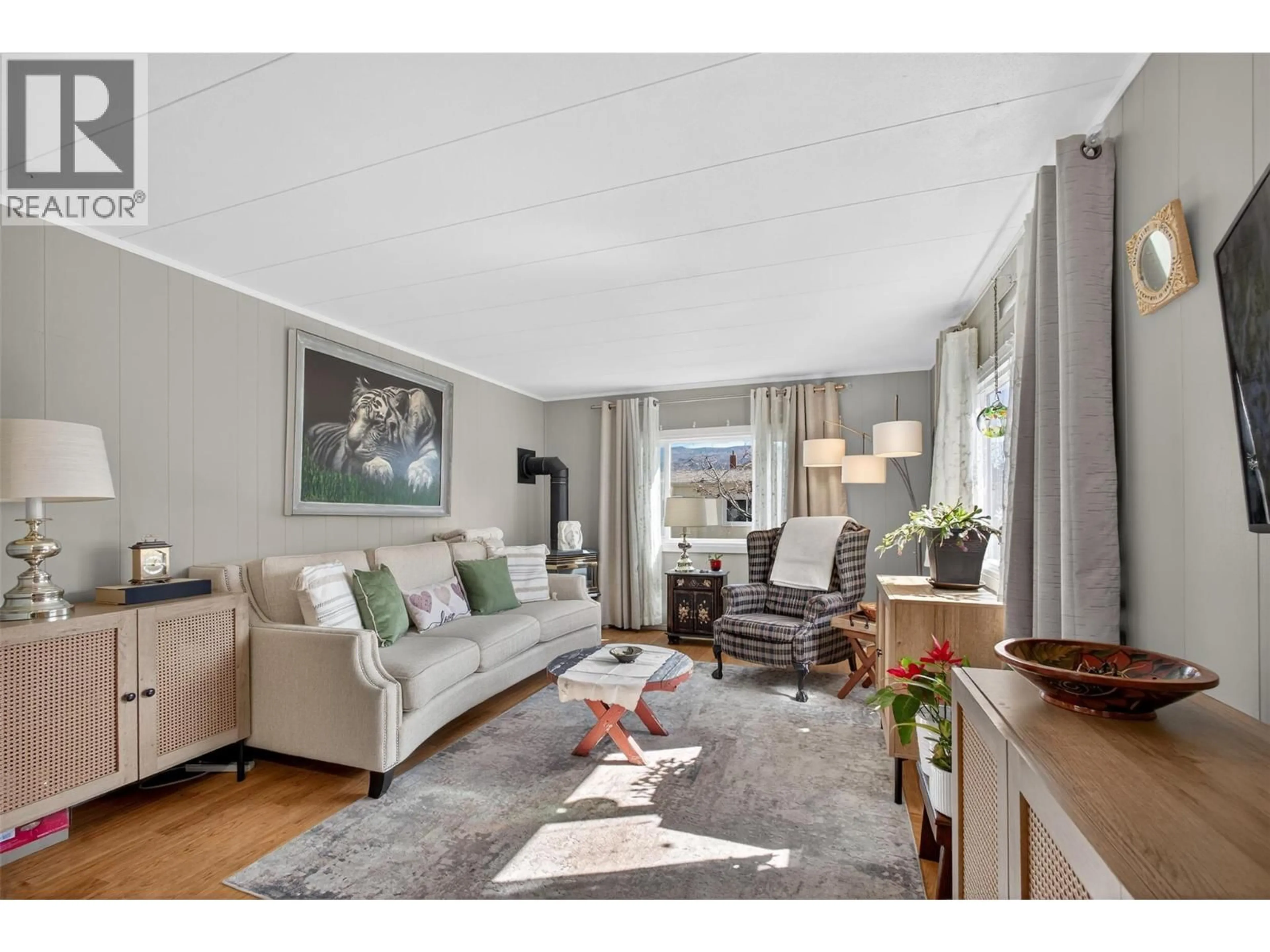 Living room with furniture, wood/laminate floor for 3 - 6663 HIGHWAY 97 SOUTH OTHER SOUTH, Peachland British Columbia V0H1X7