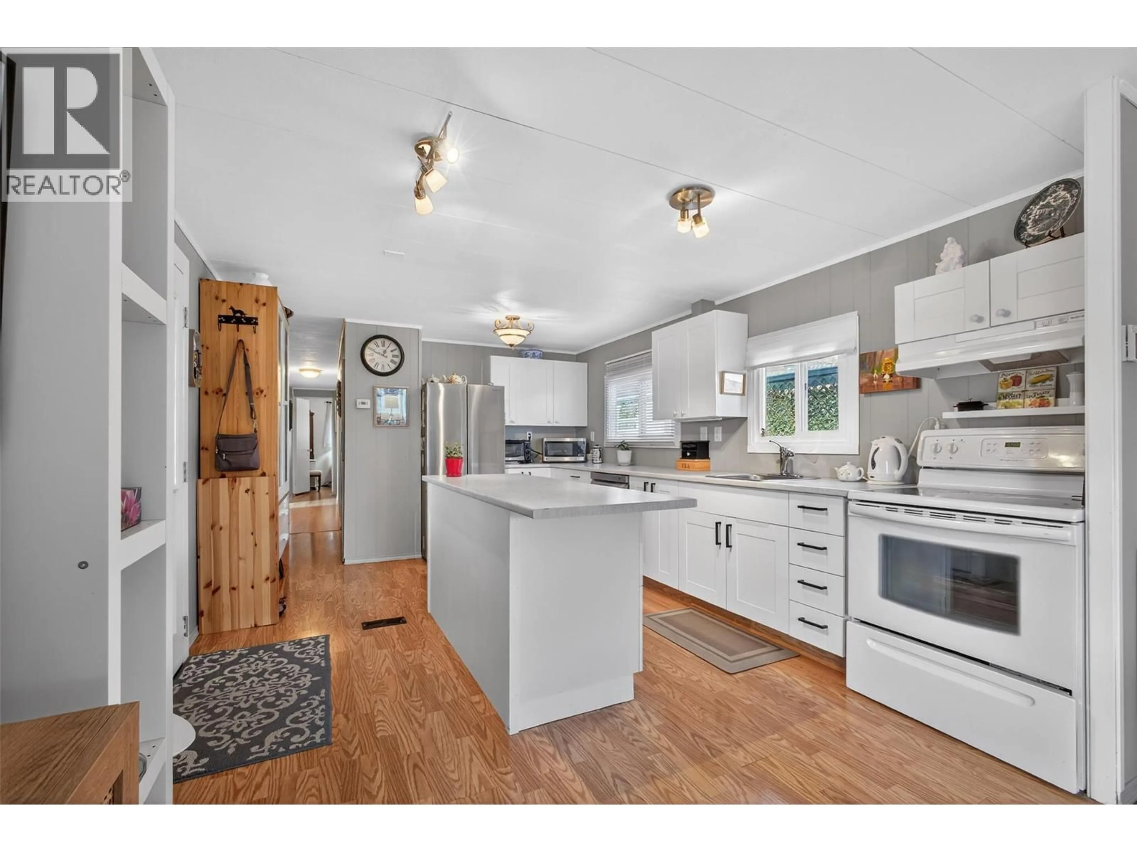 Open concept kitchen, wood/laminate floor for 3 - 6663 HIGHWAY 97 SOUTH OTHER SOUTH, Peachland British Columbia V0H1X7