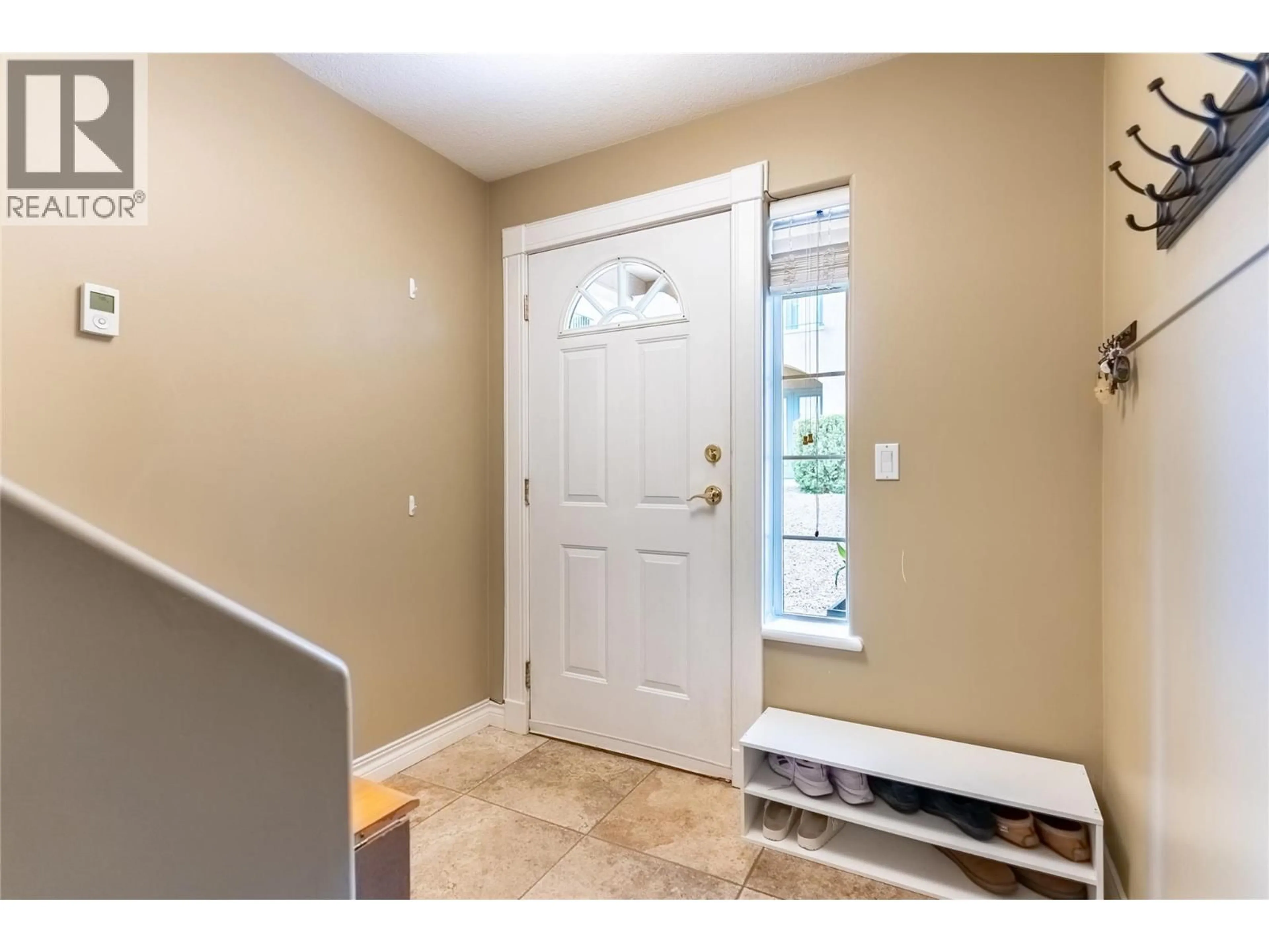 Indoor entryway for 307 - 875 SAHALI TERRACE, Kamloops British Columbia V2C6W8