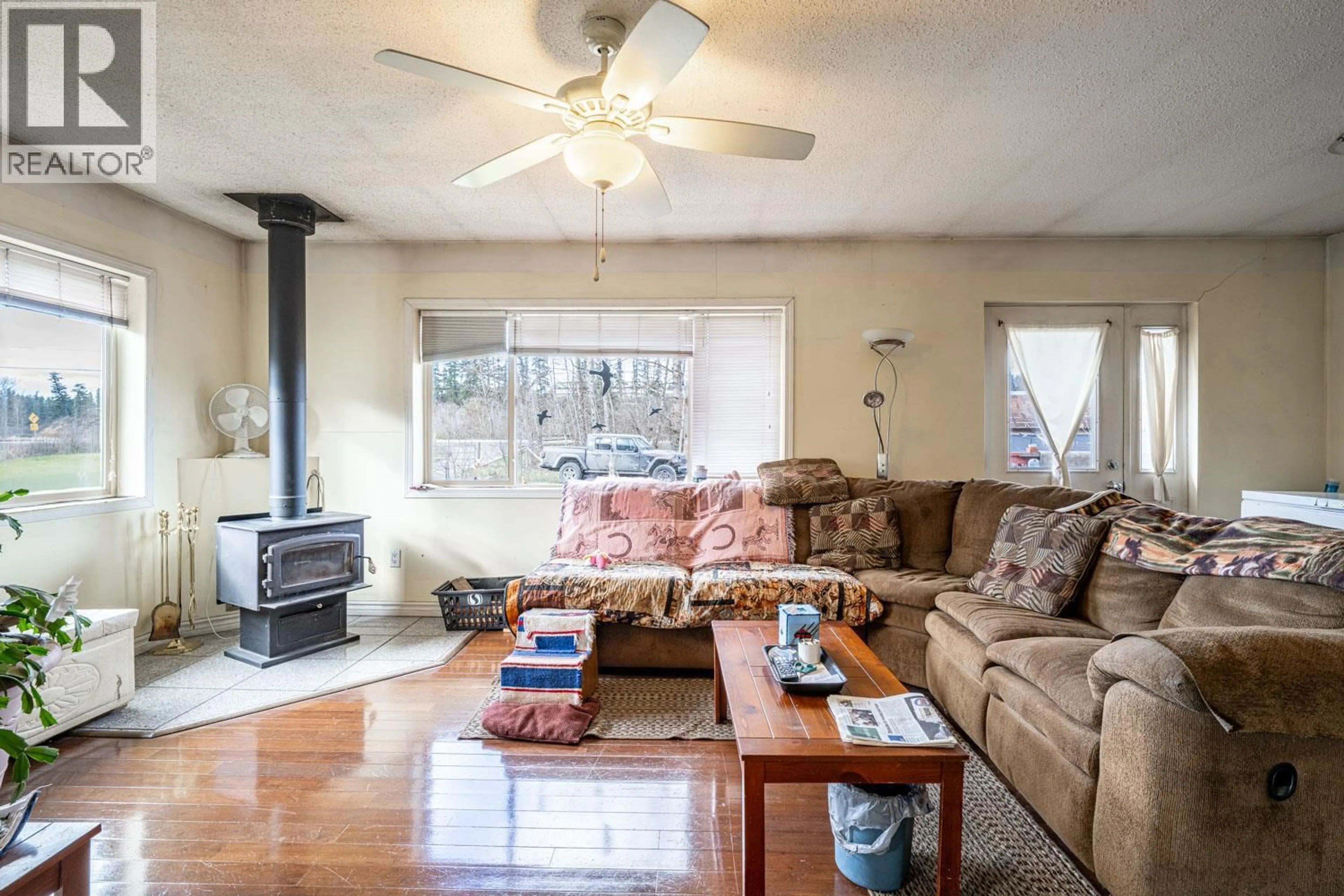 Living room with furniture, unknown for 4536 97A HIGHWAY, Spallumcheen British Columbia V4Y0S1