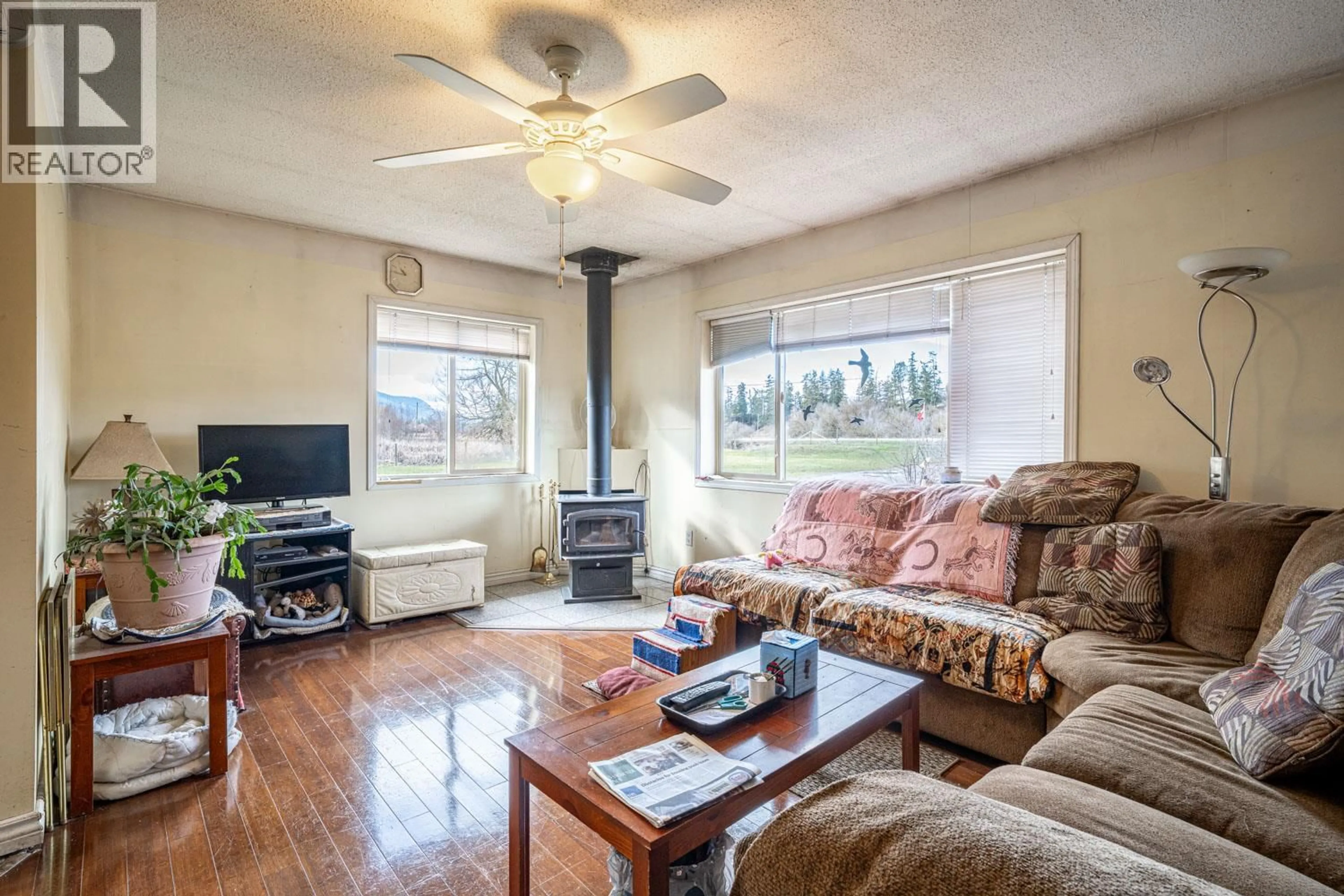 Living room with furniture, wood/laminate floor for 4536 97A HIGHWAY, Spallumcheen British Columbia V4Y0S1