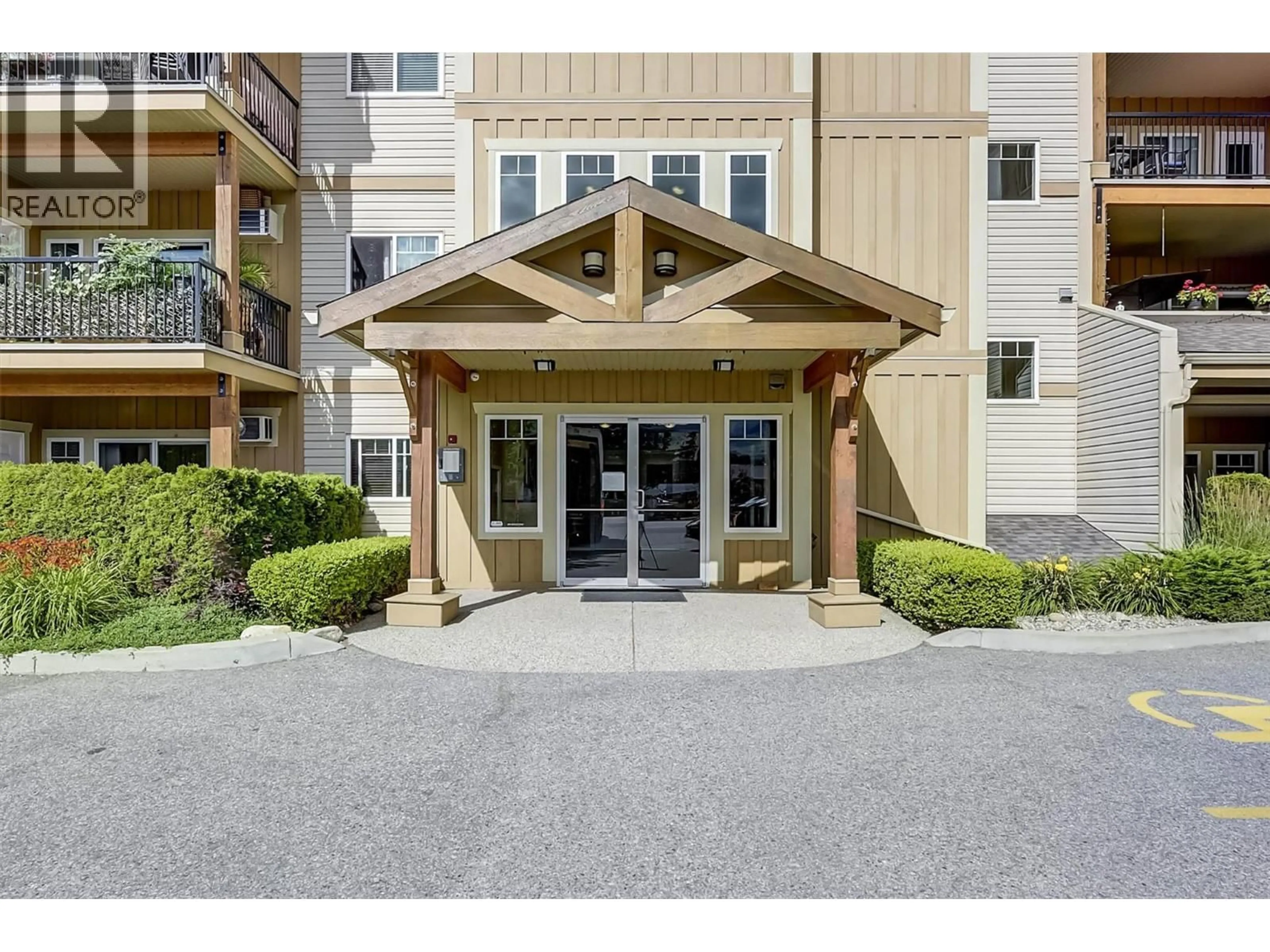 Indoor foyer for 206 - 250 HOLLYWOOD ROAD SOUTH, Kelowna British Columbia V1X3S9
