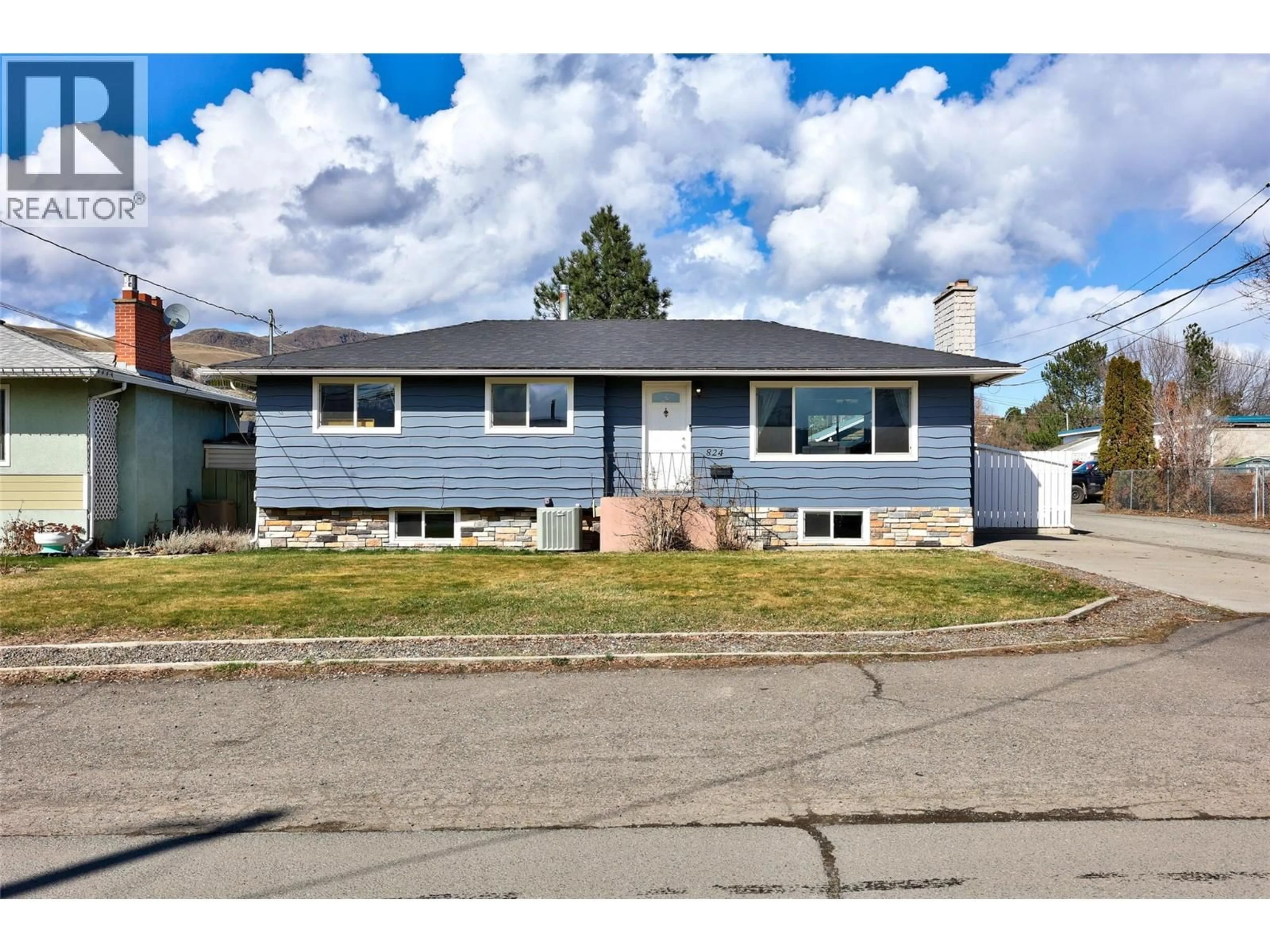 Home with vinyl exterior material, street for 824 SUDBURY AVENUE, Kamloops British Columbia V2B1Z9