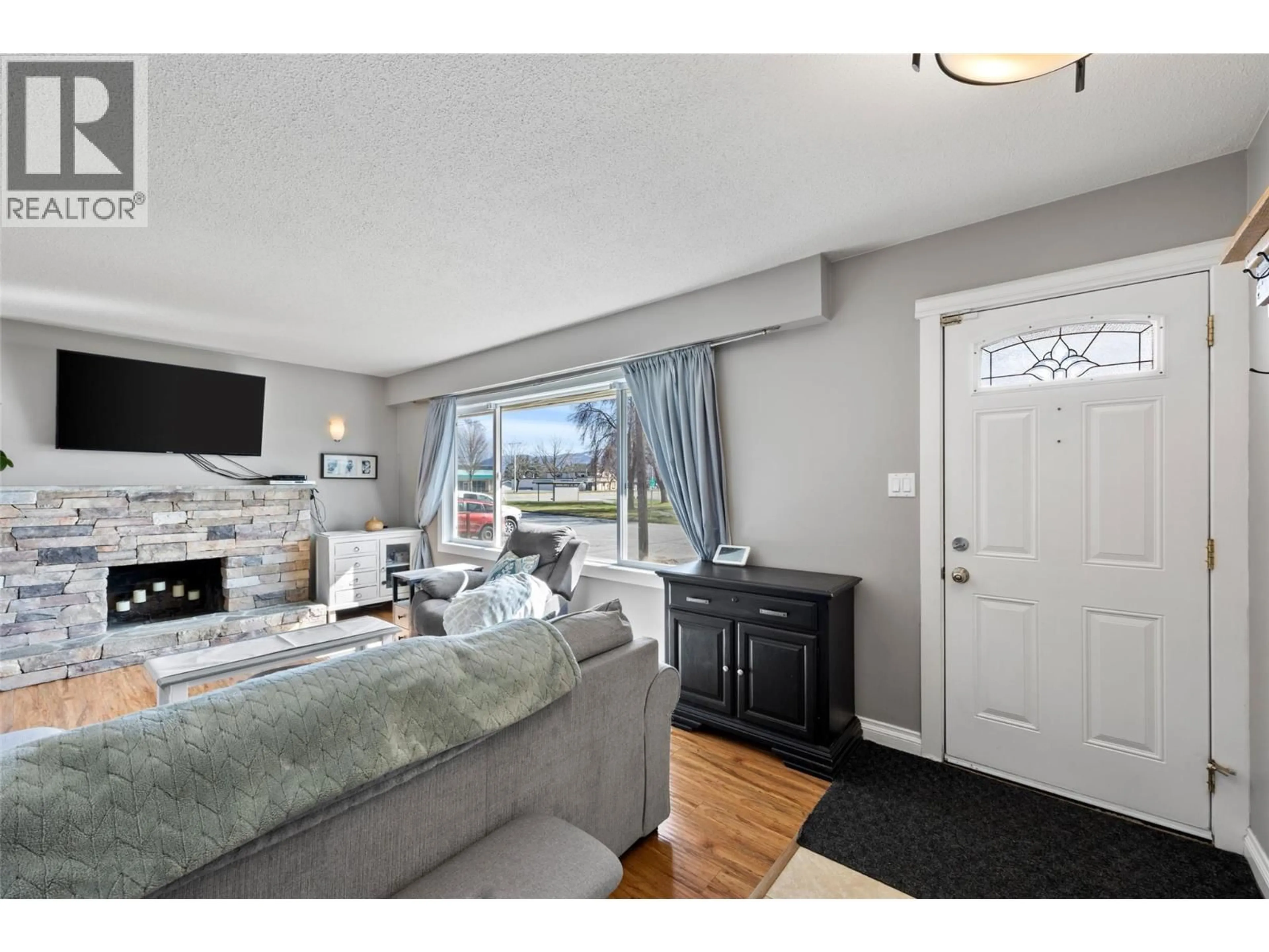 Living room with furniture, unknown for 824 SUDBURY AVENUE, Kamloops British Columbia V2B1Z9