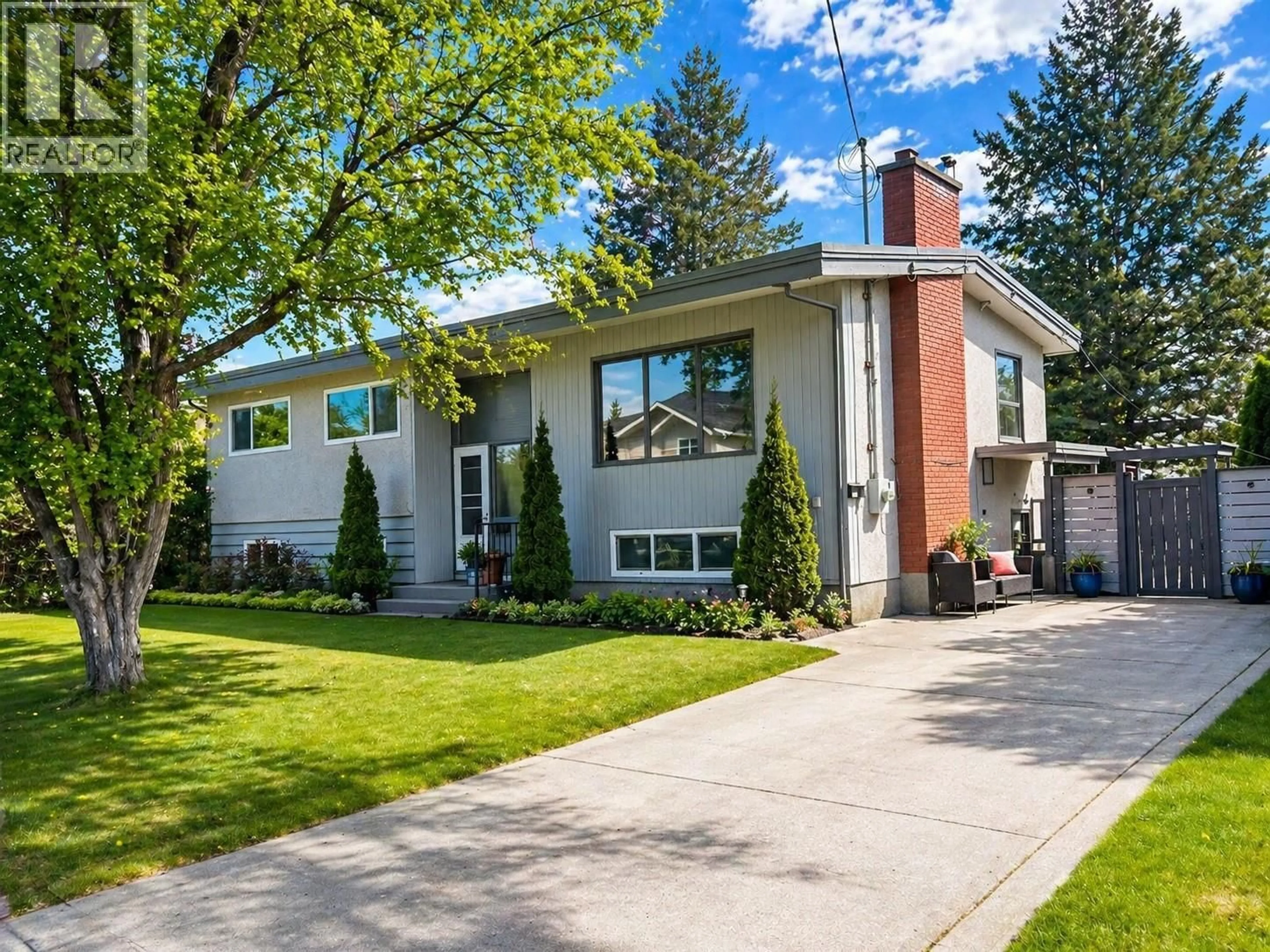 Home with vinyl exterior material, street for 743 KINNEAR AVENUE, Kelowna British Columbia V1Y5B2
