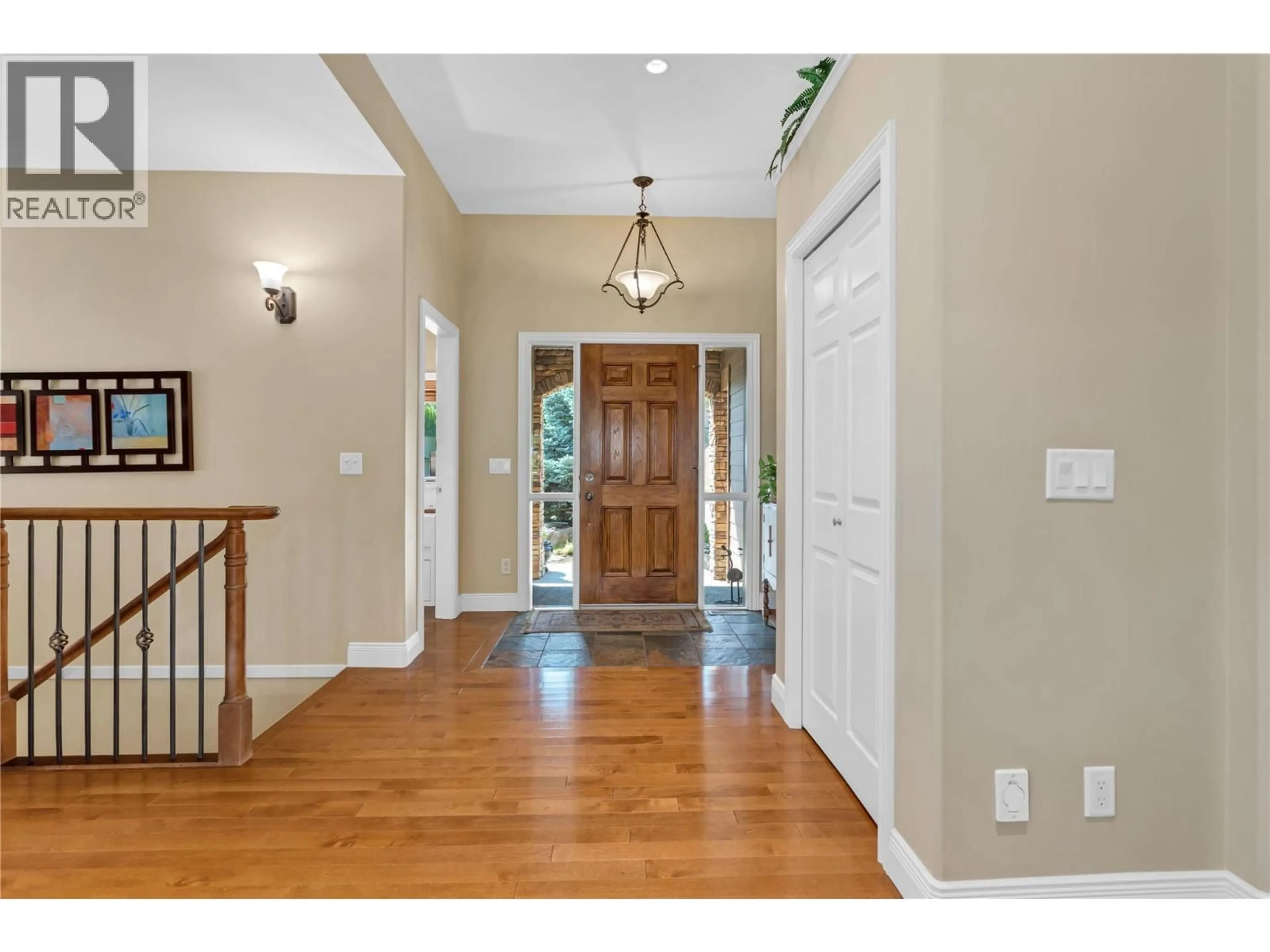 Indoor entryway for 1108 ARBOR VIEW DRIVE, Kelowna British Columbia V1W4X1