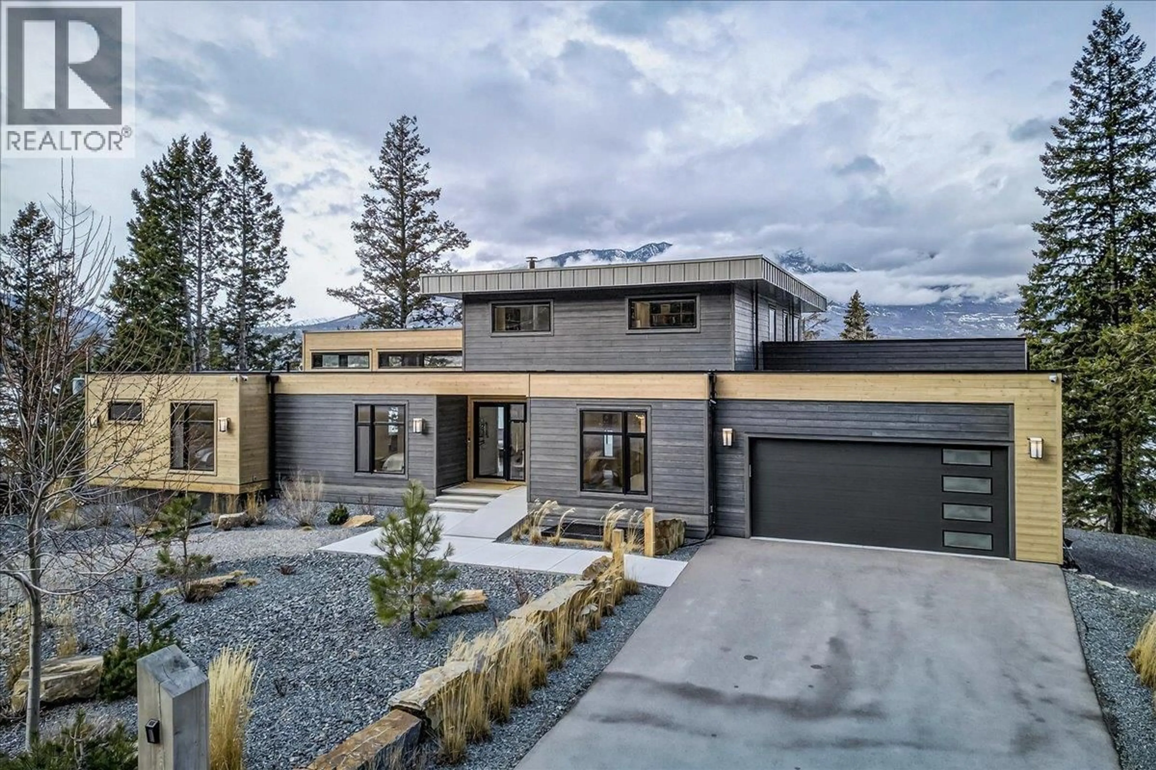 Home with vinyl exterior material, mountain view for 8799 GRAINGER ROAD, Canal Flats British Columbia V0B1B0