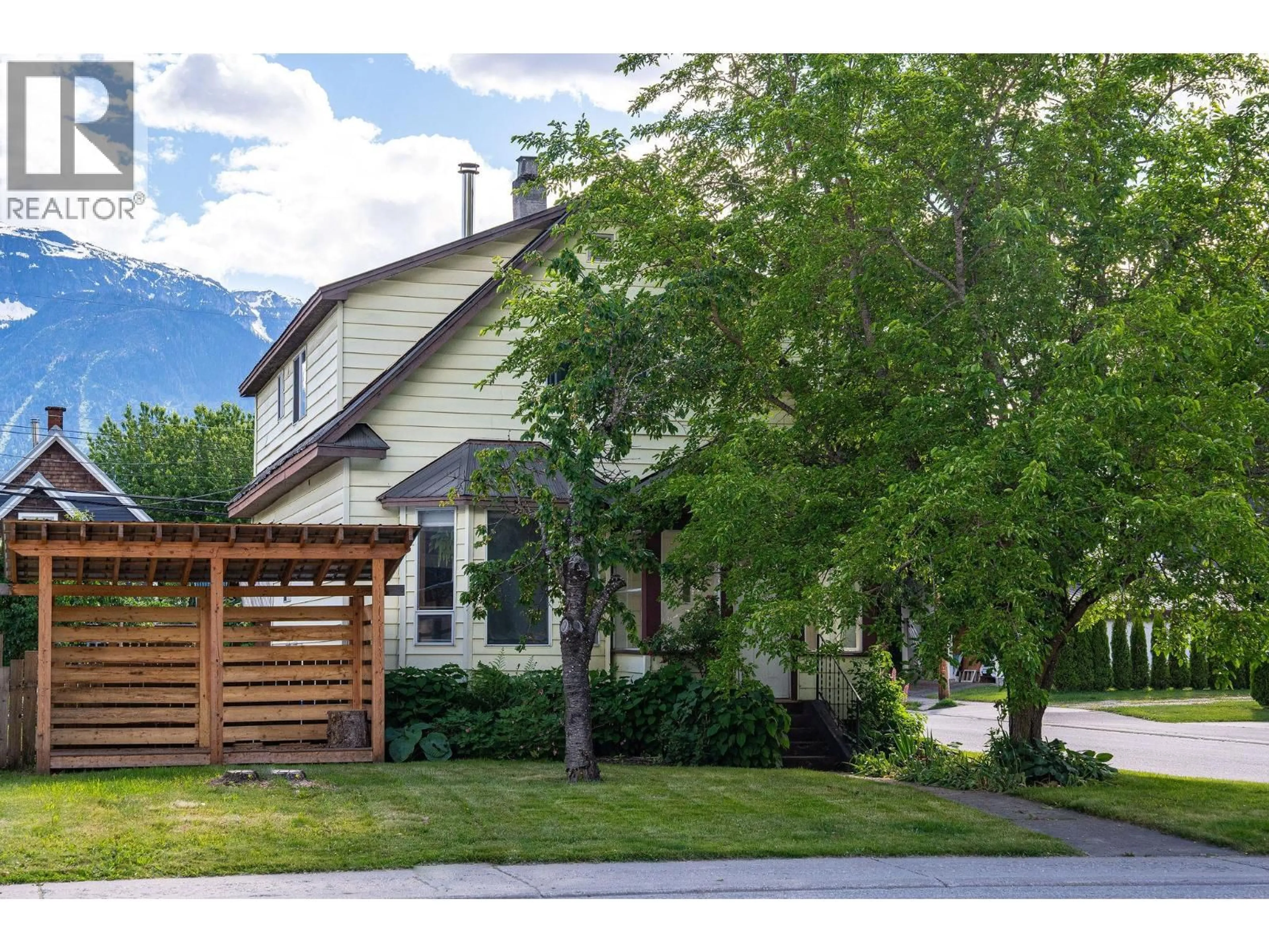 Home with vinyl exterior material, street for 301 THIRD STREET EAST, Revelstoke British Columbia V0E2S0