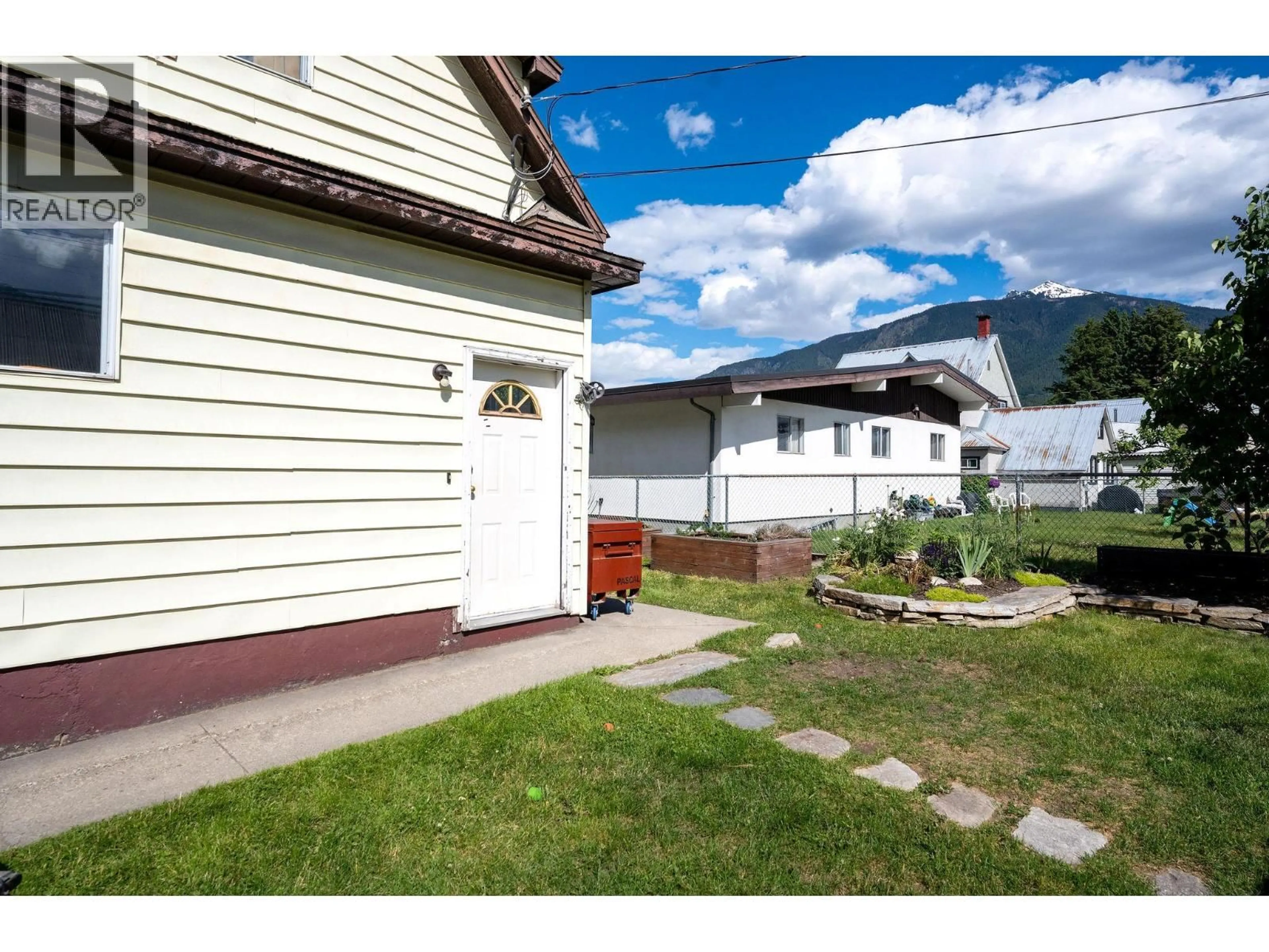 Patio, mountain view for 301 THIRD STREET EAST, Revelstoke British Columbia V0E2S0