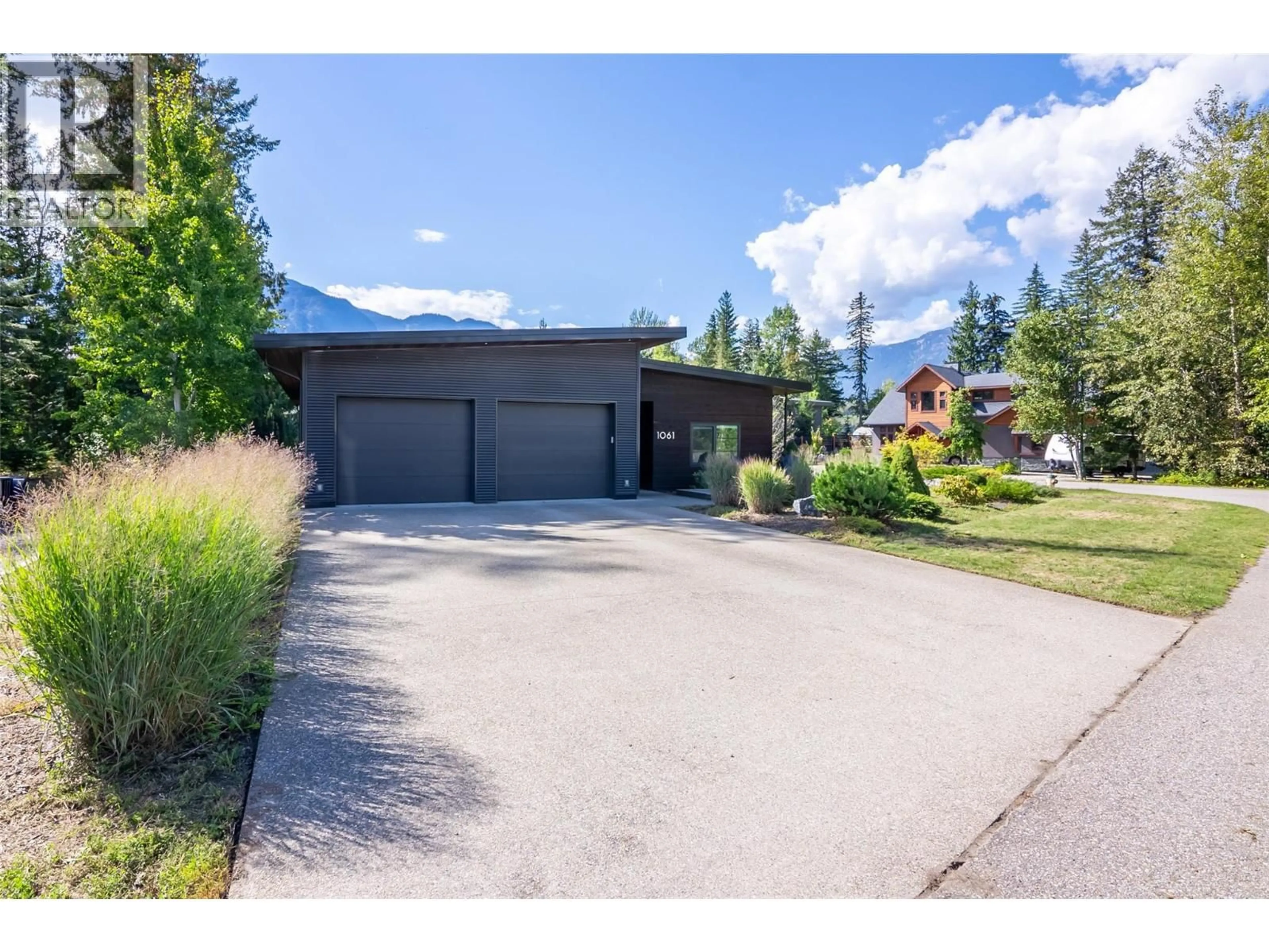 A pic from outside/outdoor area/front of a property/back of a property/a pic from drone, street for 1061 CASHATO CRESCENT, Revelstoke British Columbia V0E2S1