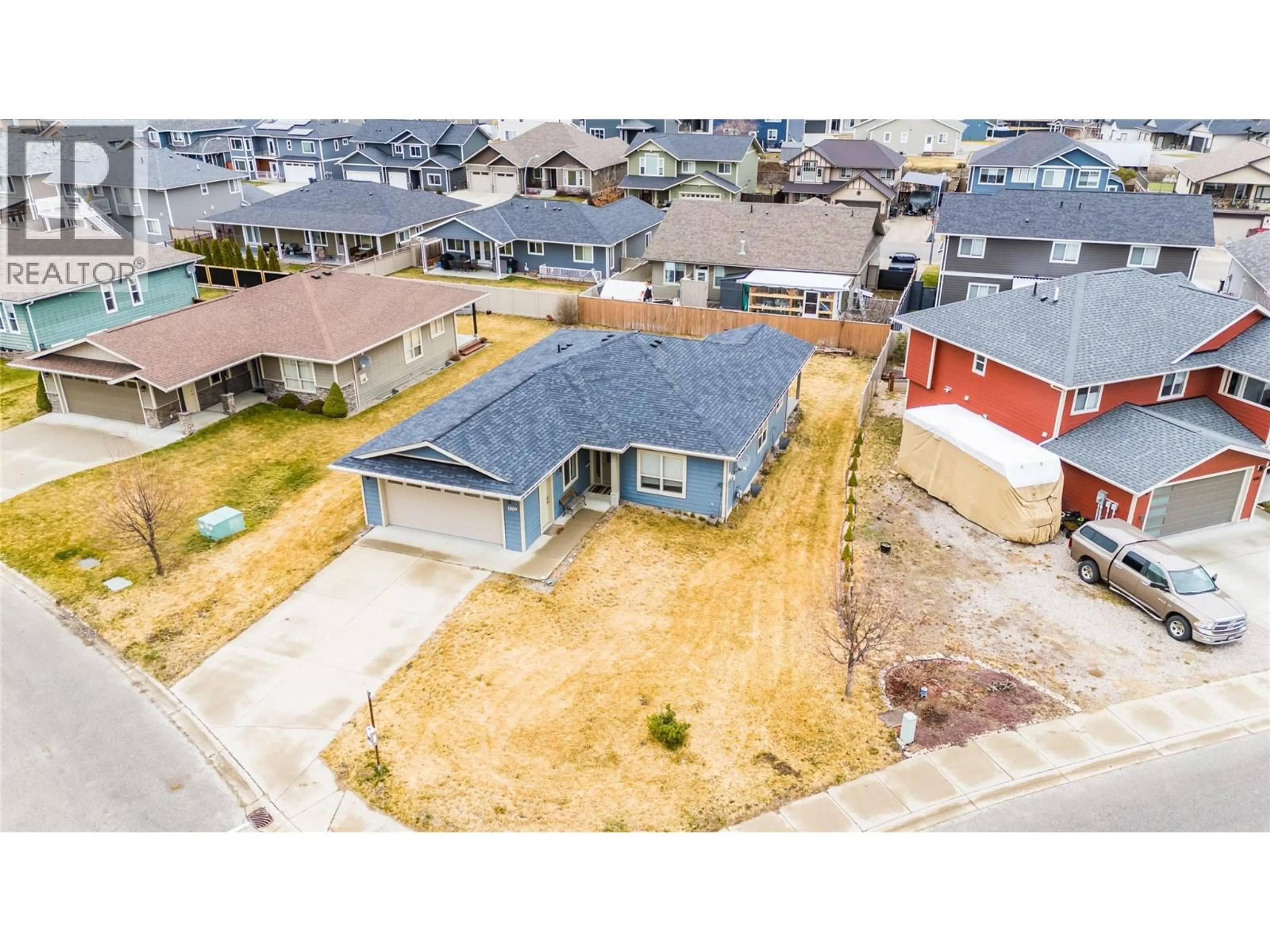 A pic from outside/outdoor area/front of a property/back of a property/a pic from drone, street for 1509 GRANDVIEW DRIVE, Castlegar British Columbia V1N4X7