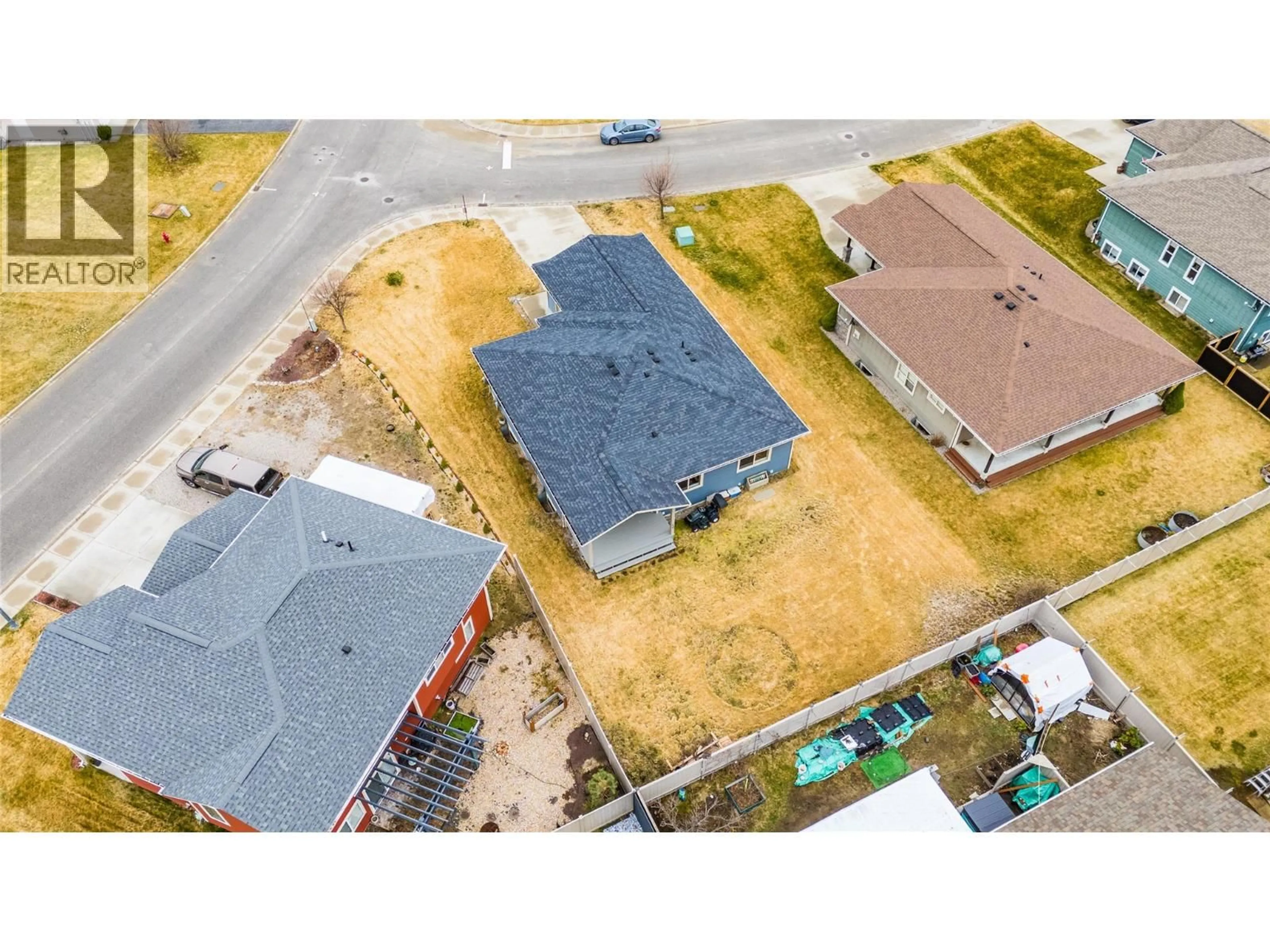 A pic from outside/outdoor area/front of a property/back of a property/a pic from drone, street for 1509 GRANDVIEW DRIVE, Castlegar British Columbia V1N4X7