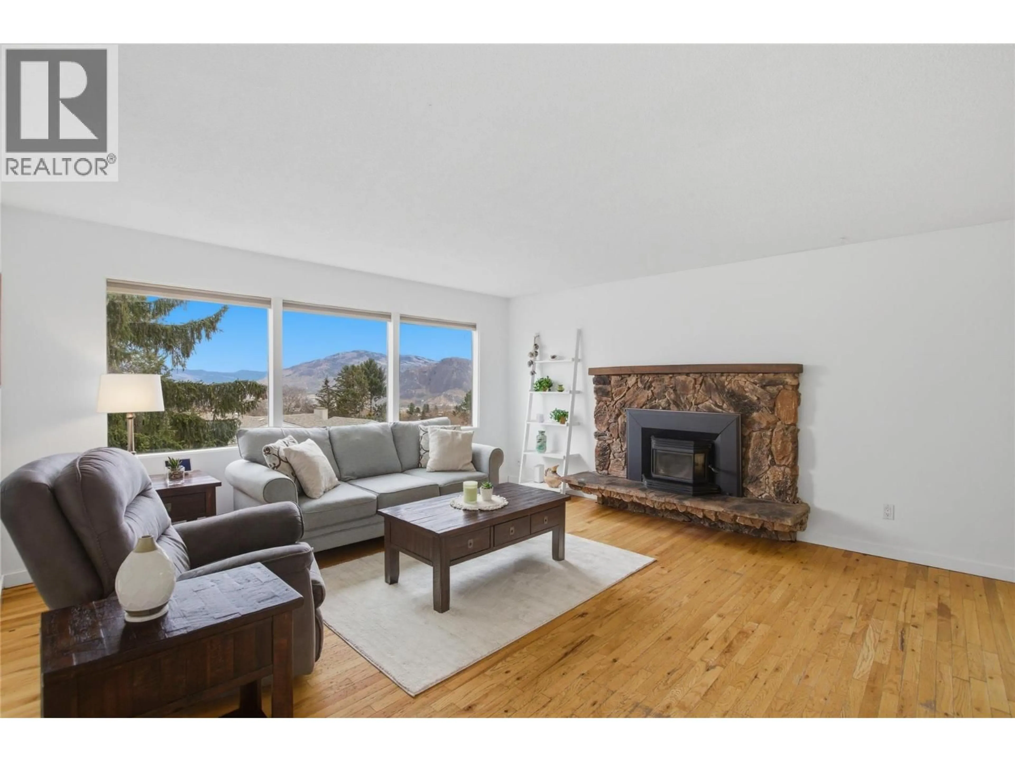 Living room with furniture, wood/laminate floor for 299 GORDONHORN CRESCENT, Kamloops British Columbia V2E1G6