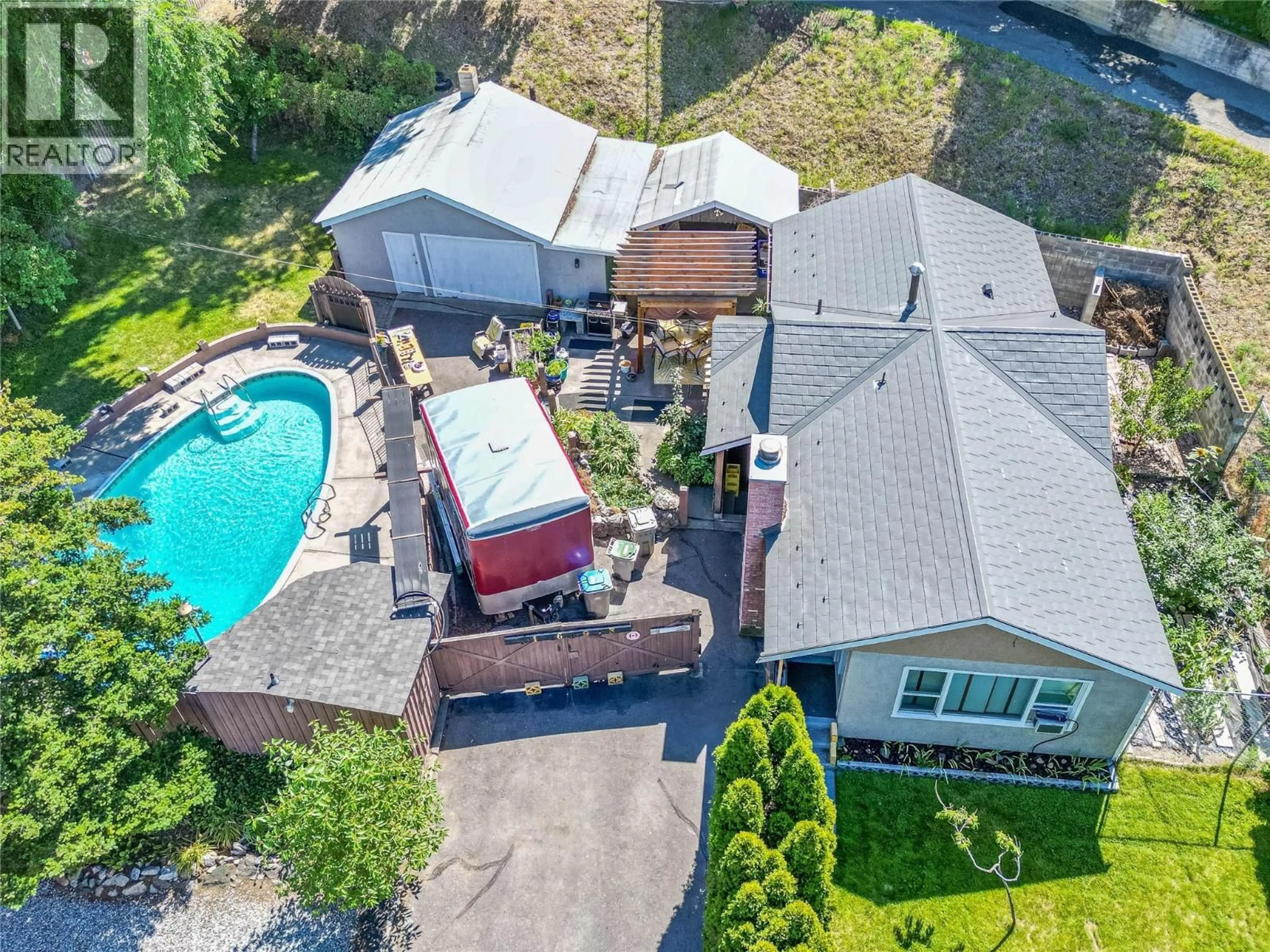 A pic from outside/outdoor area/front of a property/back of a property/a pic from drone, street for 1693 VALLEYVIEW DRIVE, Kamloops British Columbia V2C4B6