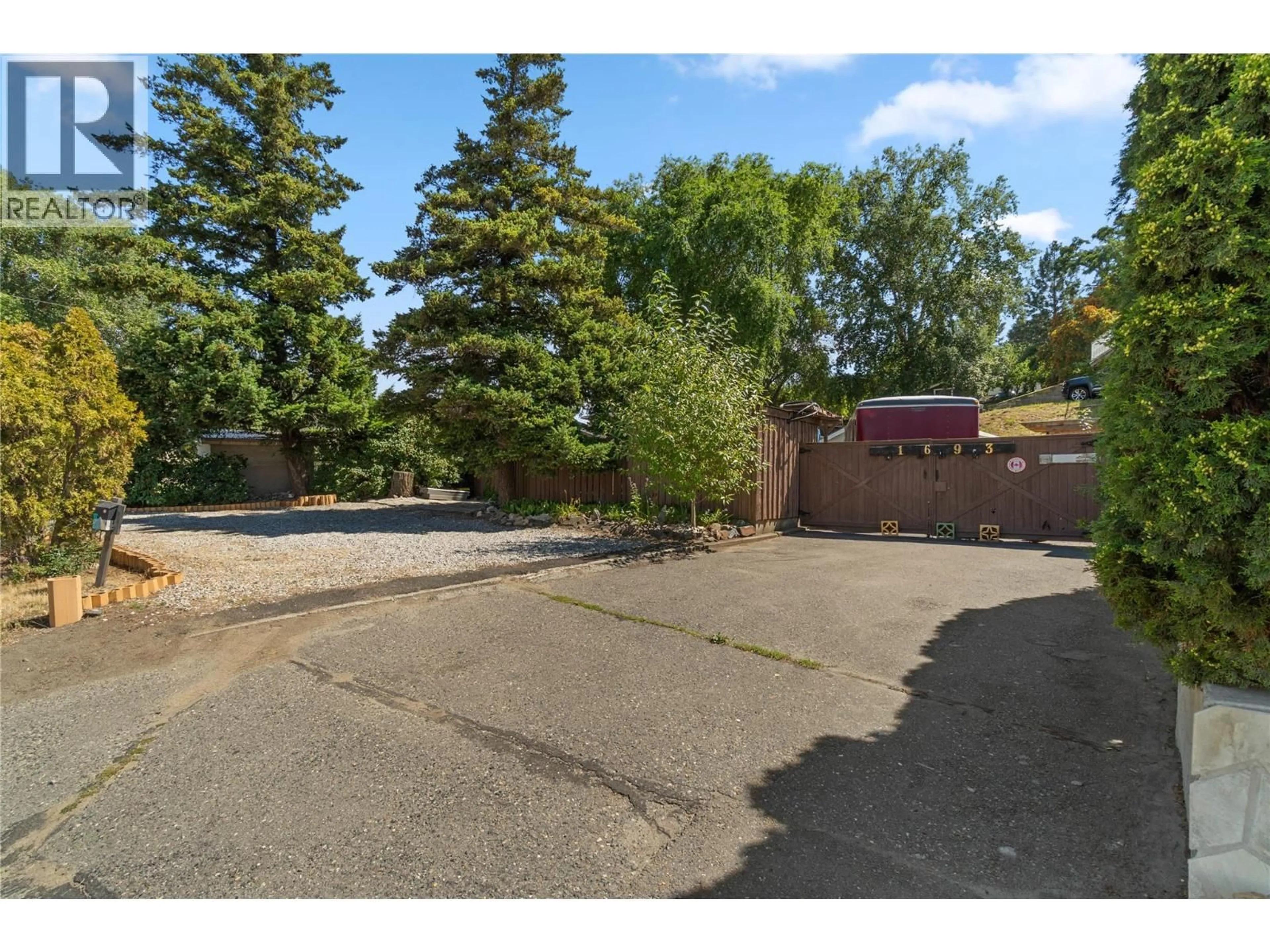 A pic from outside/outdoor area/front of a property/back of a property/a pic from drone, street for 1693 VALLEYVIEW DRIVE, Kamloops British Columbia V2C4B6