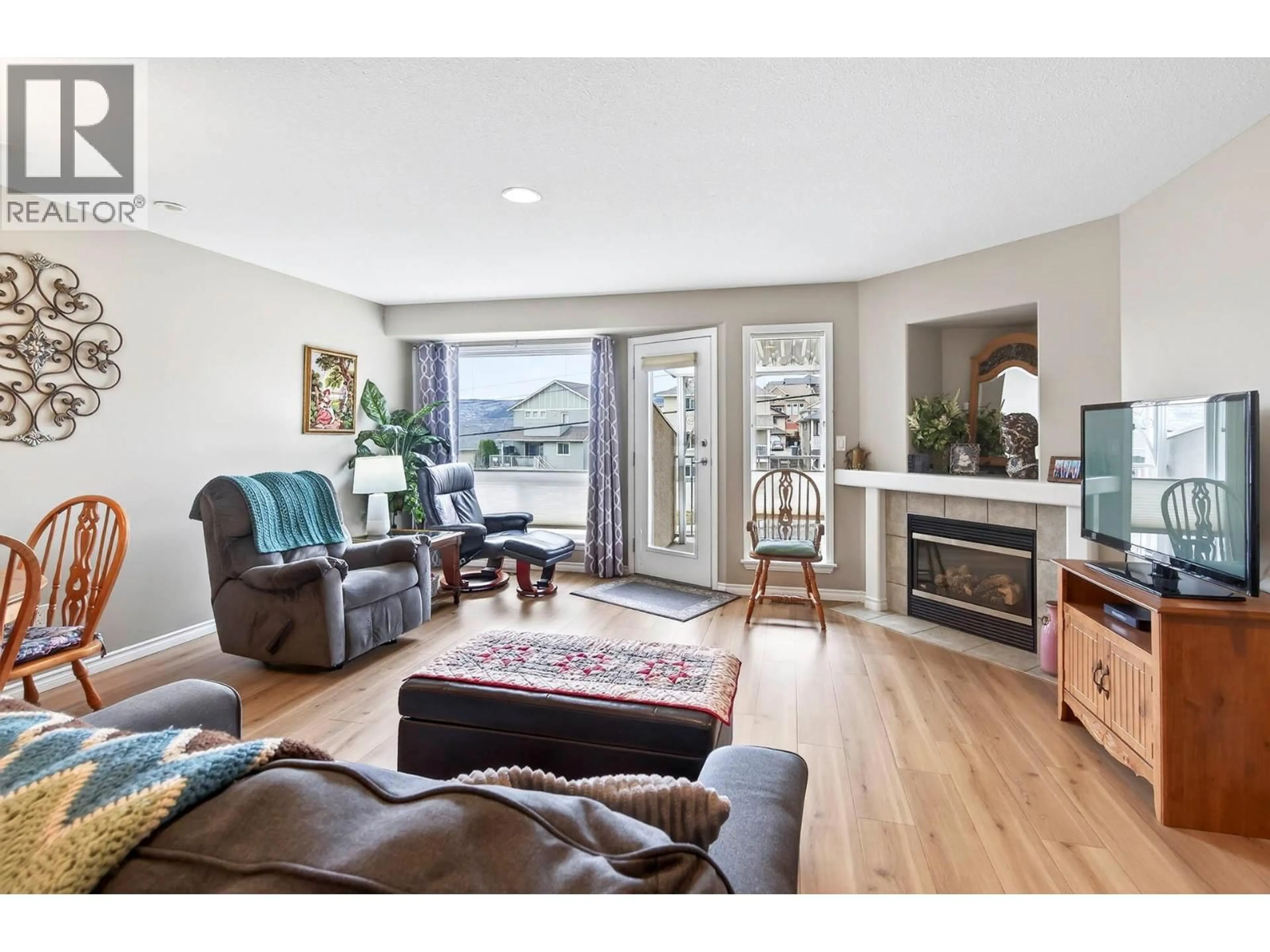 Living room with furniture, wood/laminate floor for 6 - 1105 QUAIL DRIVE, Kamloops British Columbia V2B8R4