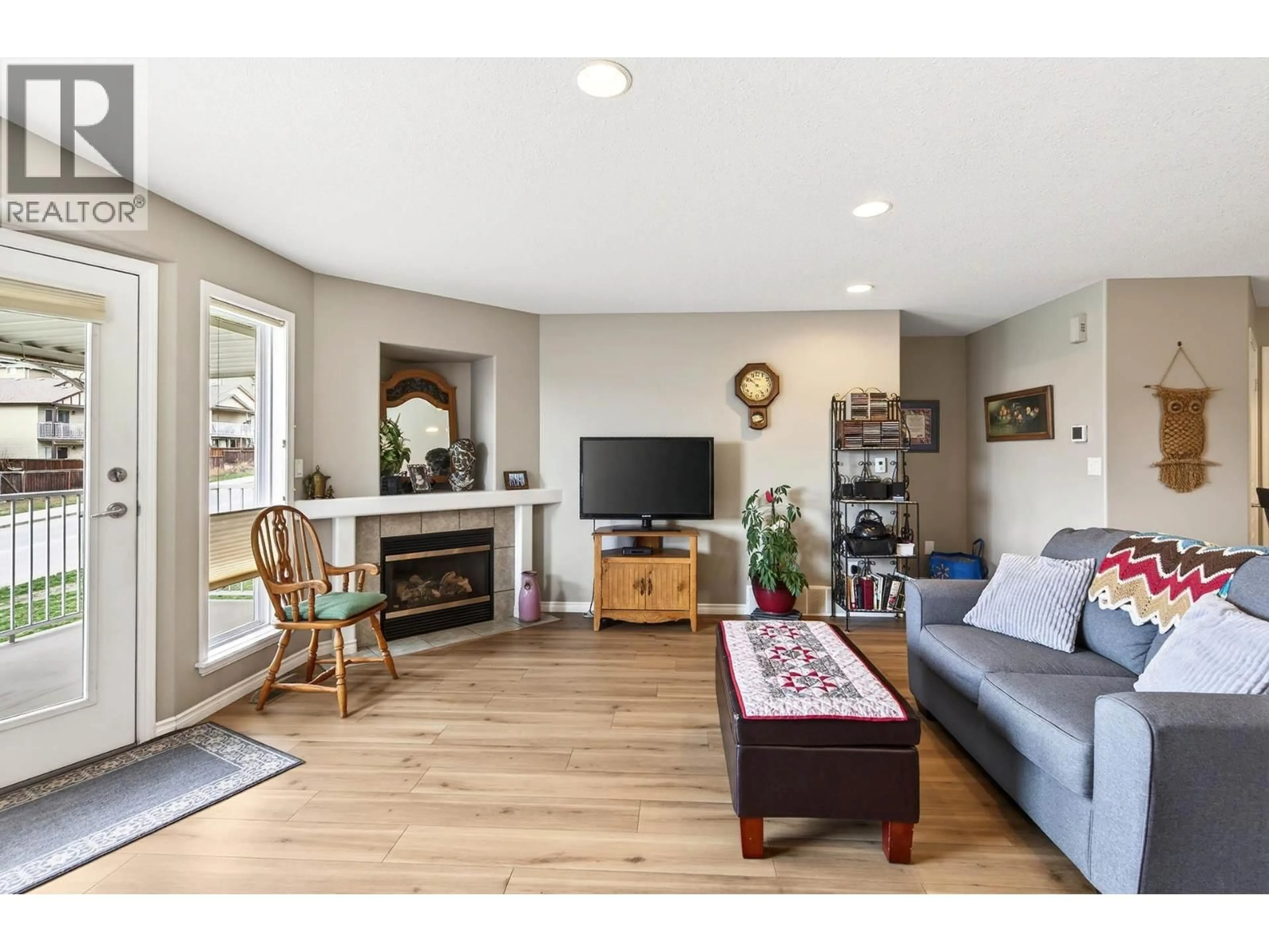 Living room with furniture, wood/laminate floor for 6 - 1105 QUAIL DRIVE, Kamloops British Columbia V2B8R4