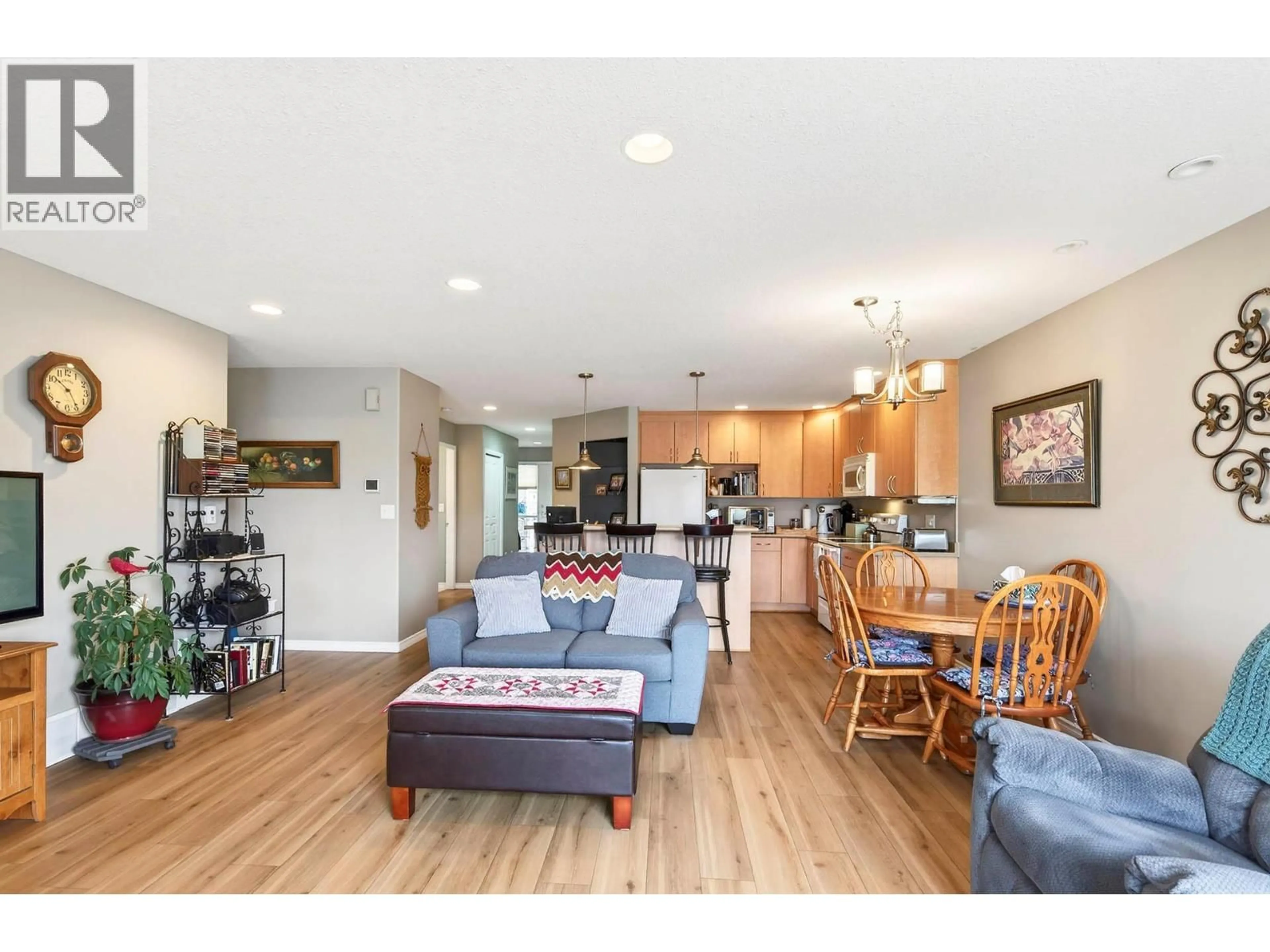 Open concept kitchen, wood/laminate floor for 6 - 1105 QUAIL DRIVE, Kamloops British Columbia V2B8R4