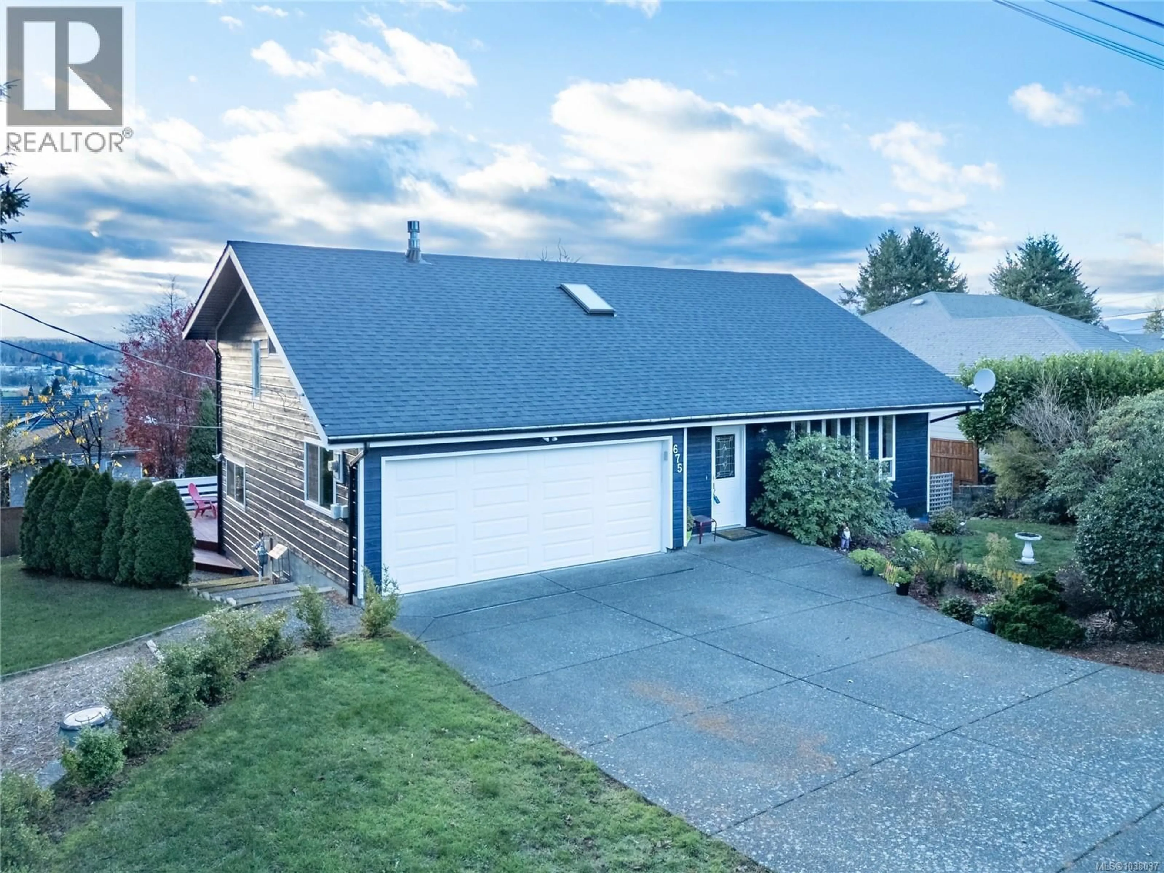 A pic from outside/outdoor area/front of a property/back of a property/a pic from drone, street for 675 EVERGREEN AVENUE, Courtenay British Columbia V9N6Y1