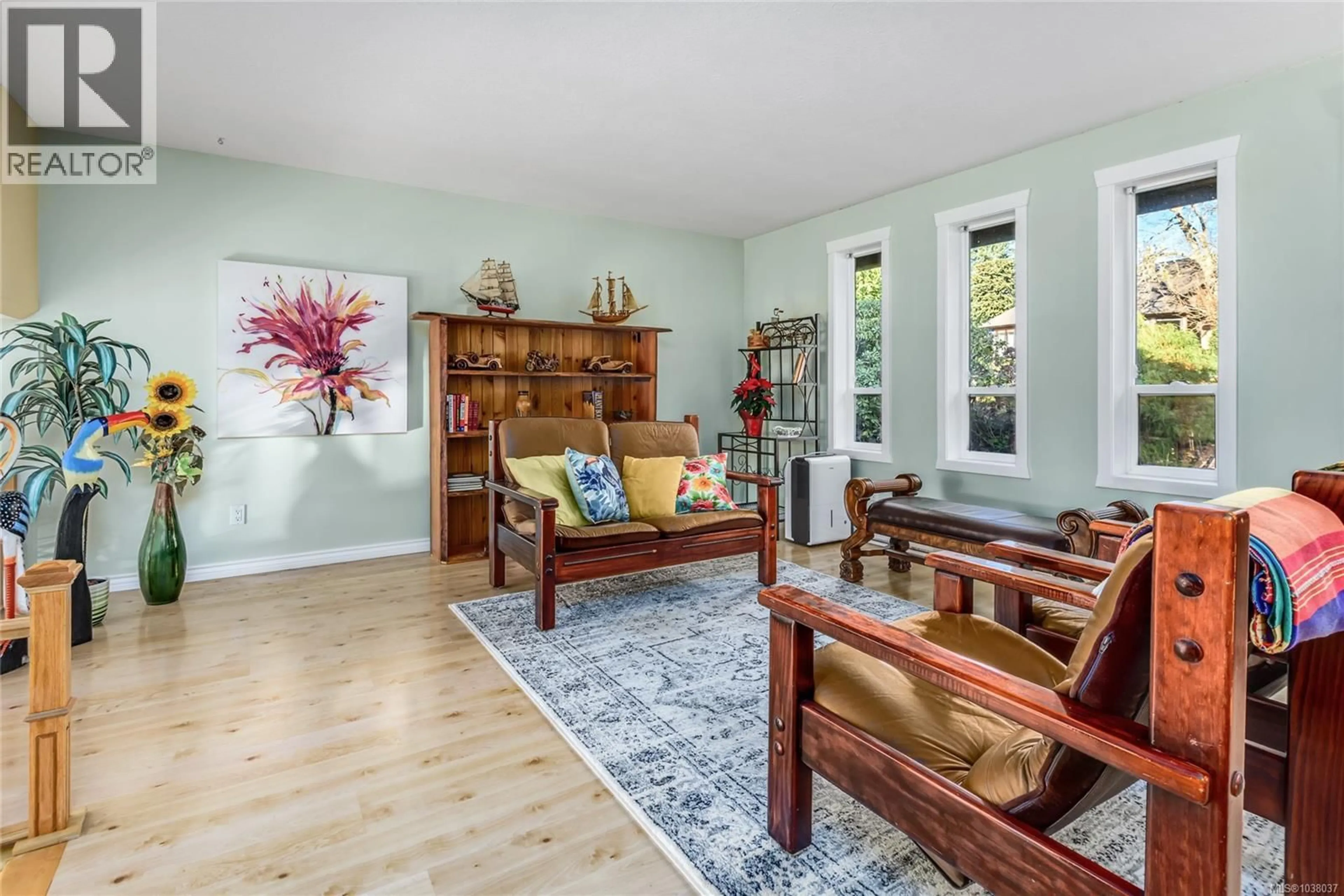 Living room with furniture, wood/laminate floor for 675 EVERGREEN AVENUE, Courtenay British Columbia V9N6Y1
