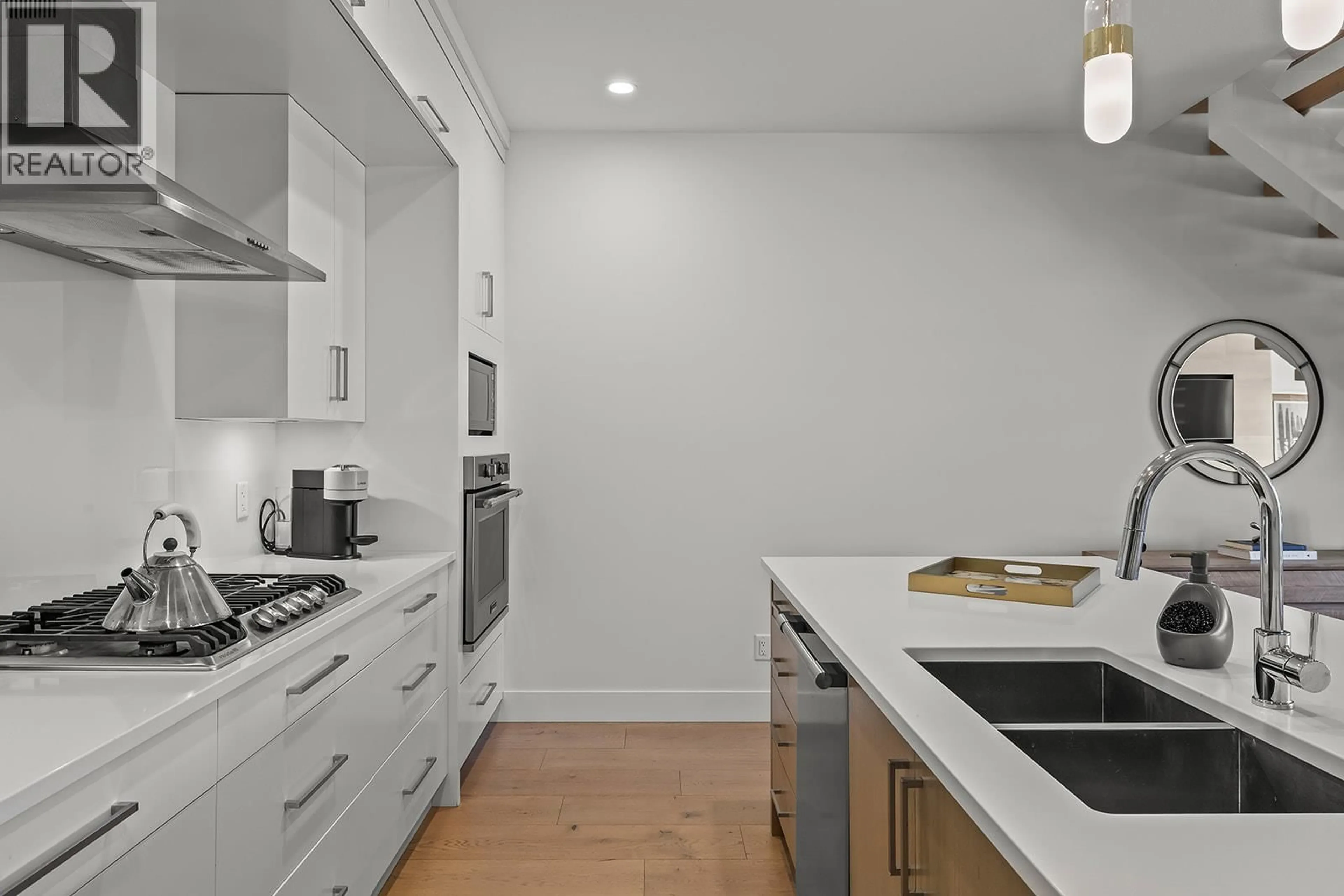 Contemporary kitchen, unknown for 994 GUISACHAN ROAD, Kelowna British Columbia V1Y9W8