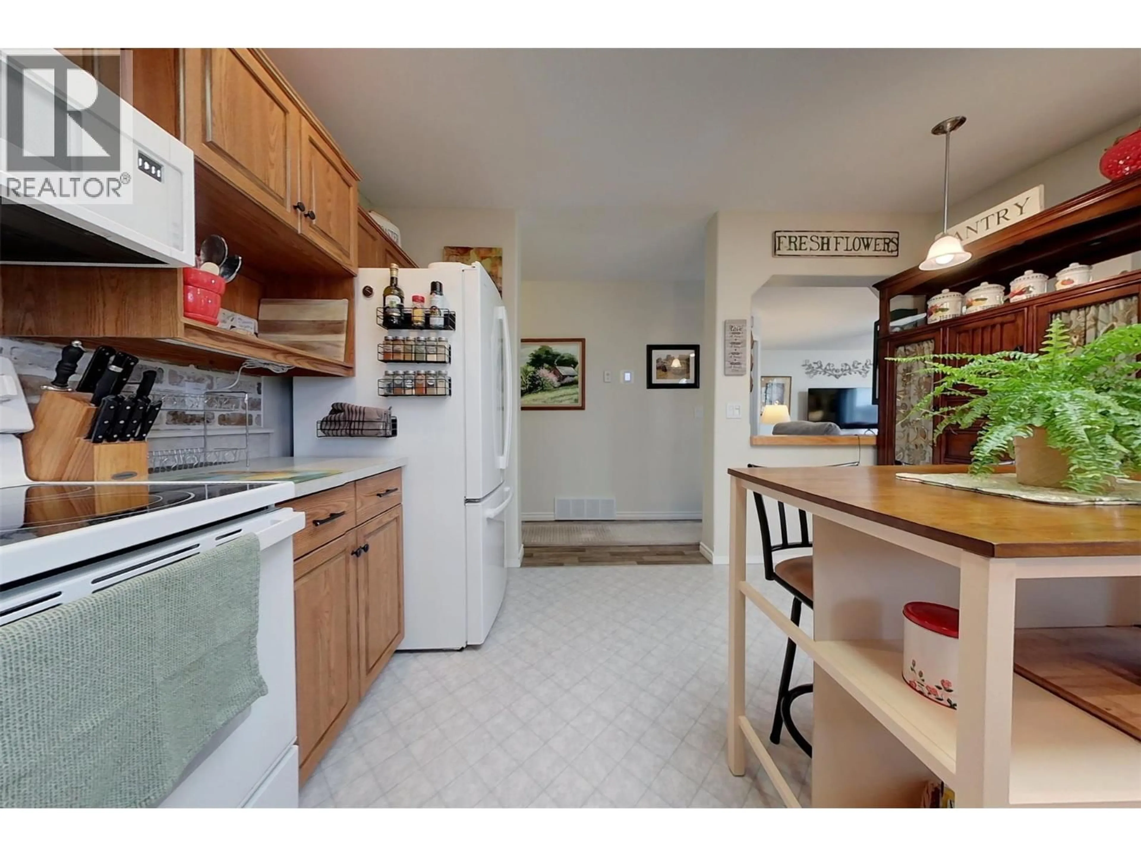 Standard kitchen, unknown for 1006 11TH  N AVENUE, Creston British Columbia V0B1G6
