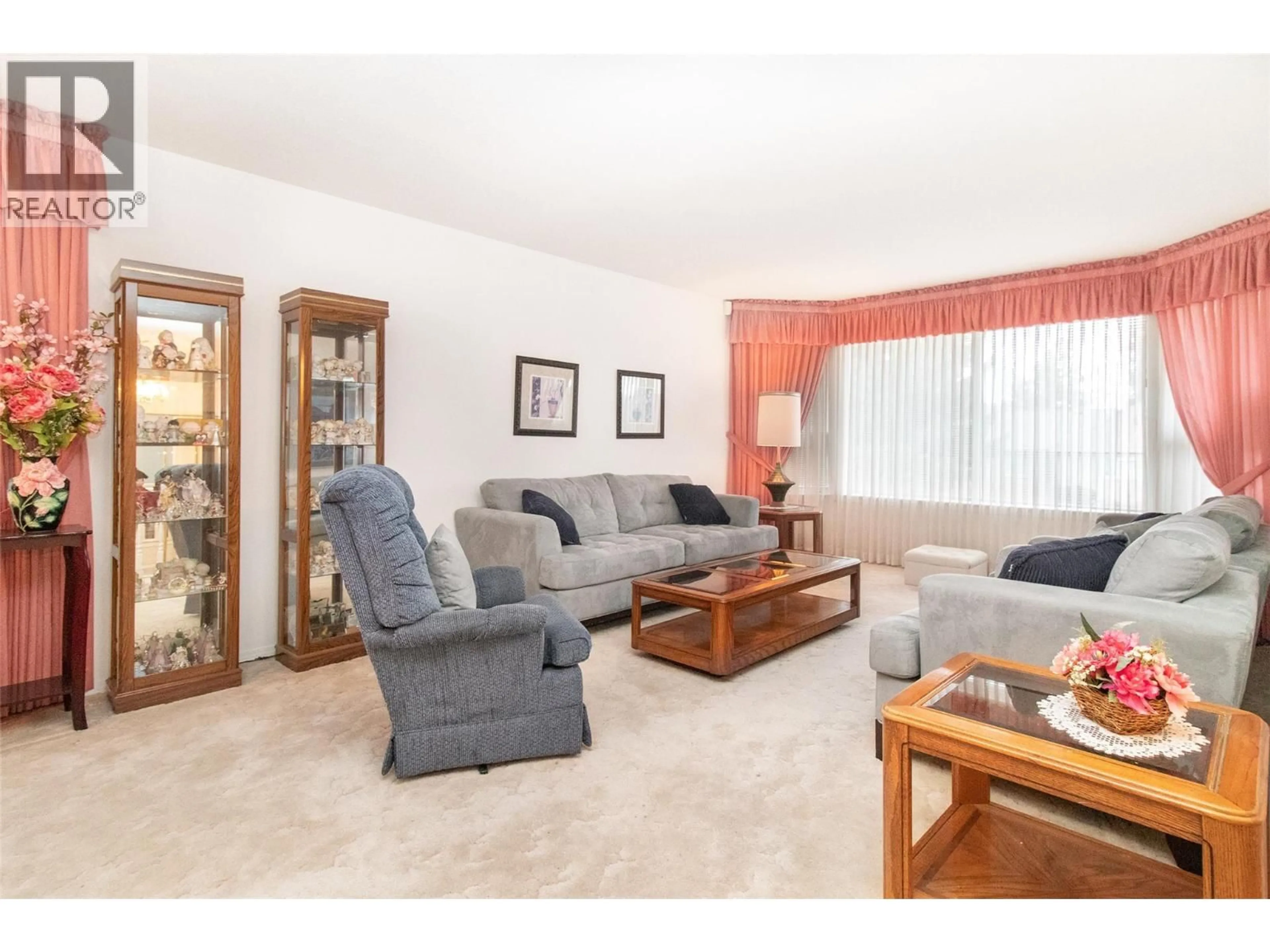 Living room with furniture, wood/laminate floor for 624 CASSIAR CRESCENT, Kelowna British Columbia V1V1M8