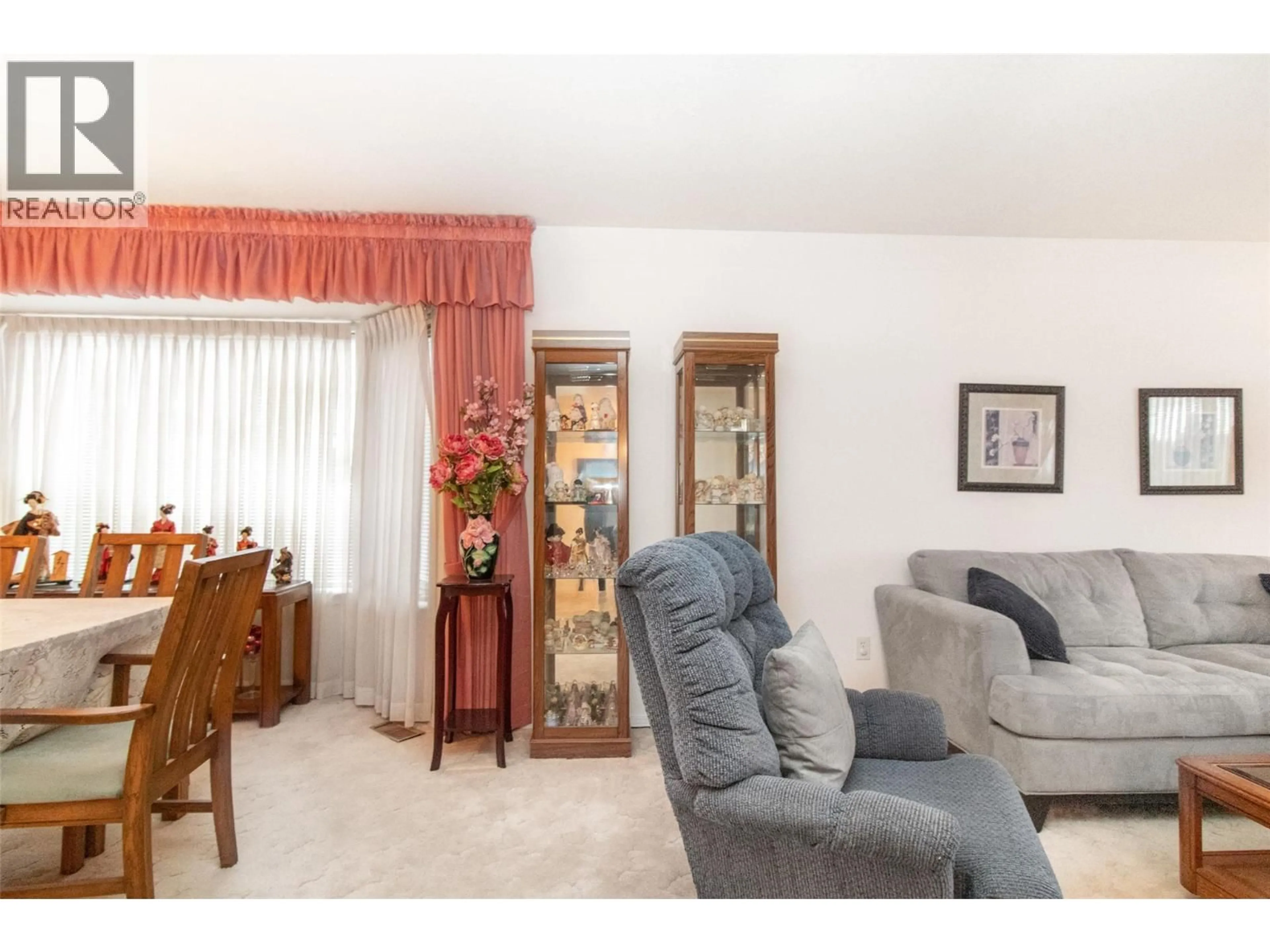 Living room with furniture, wood/laminate floor for 624 CASSIAR CRESCENT, Kelowna British Columbia V1V1M8