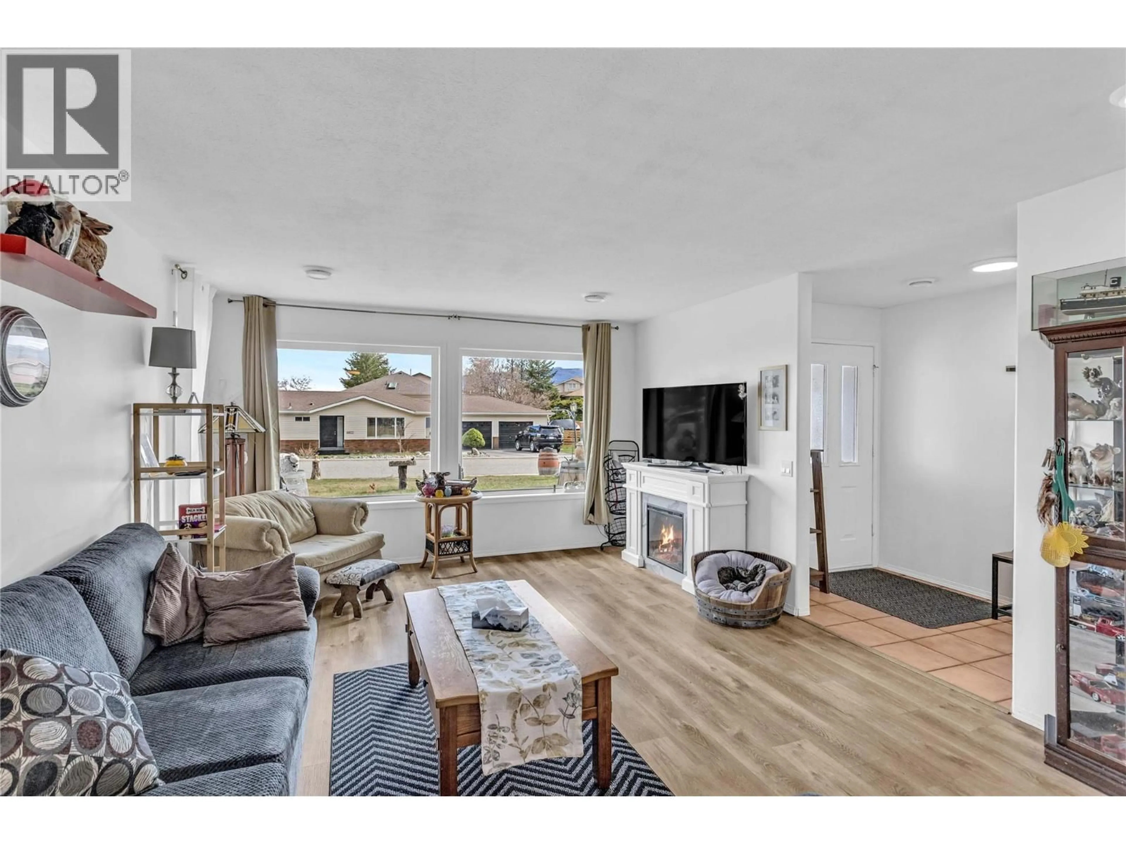Living room with furniture, wood/laminate floor for 6034 GARRAWAY PLACE, Peachland British Columbia V0H1X4