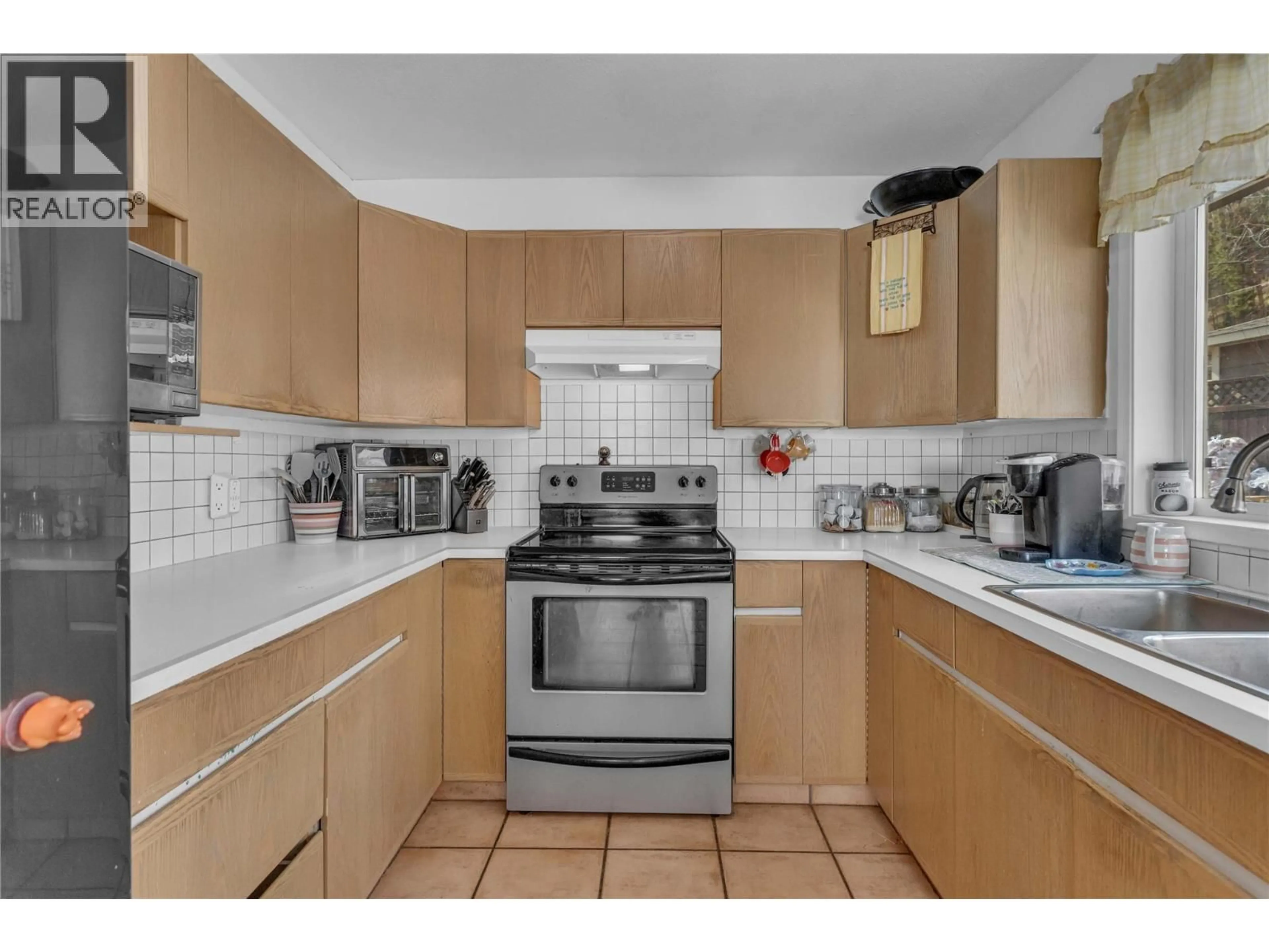 Standard kitchen, unknown for 6034 GARRAWAY PLACE, Peachland British Columbia V0H1X4