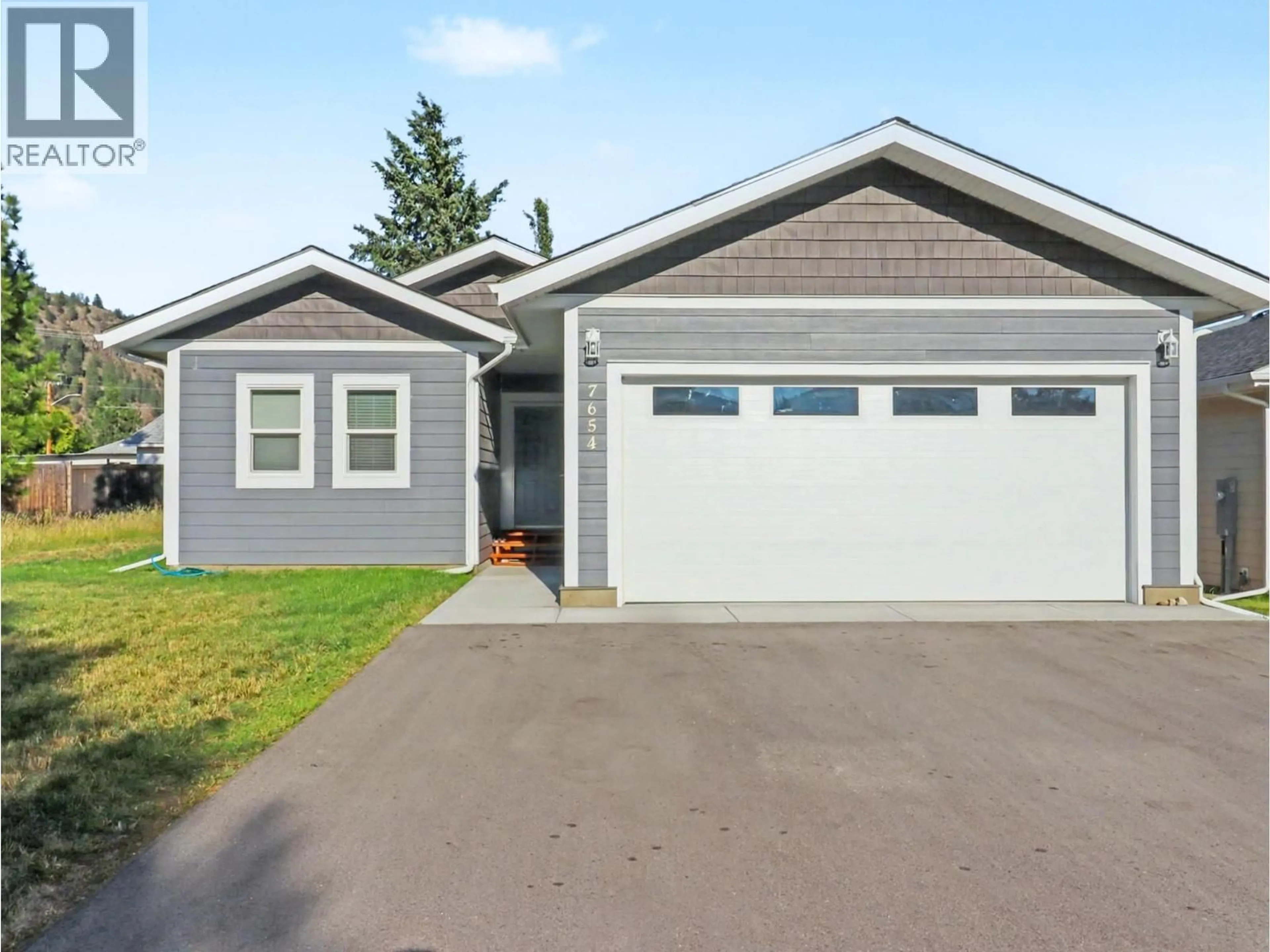 Home with vinyl exterior material, street for 7654 18TH STREET, Grand Forks British Columbia V0H1H2