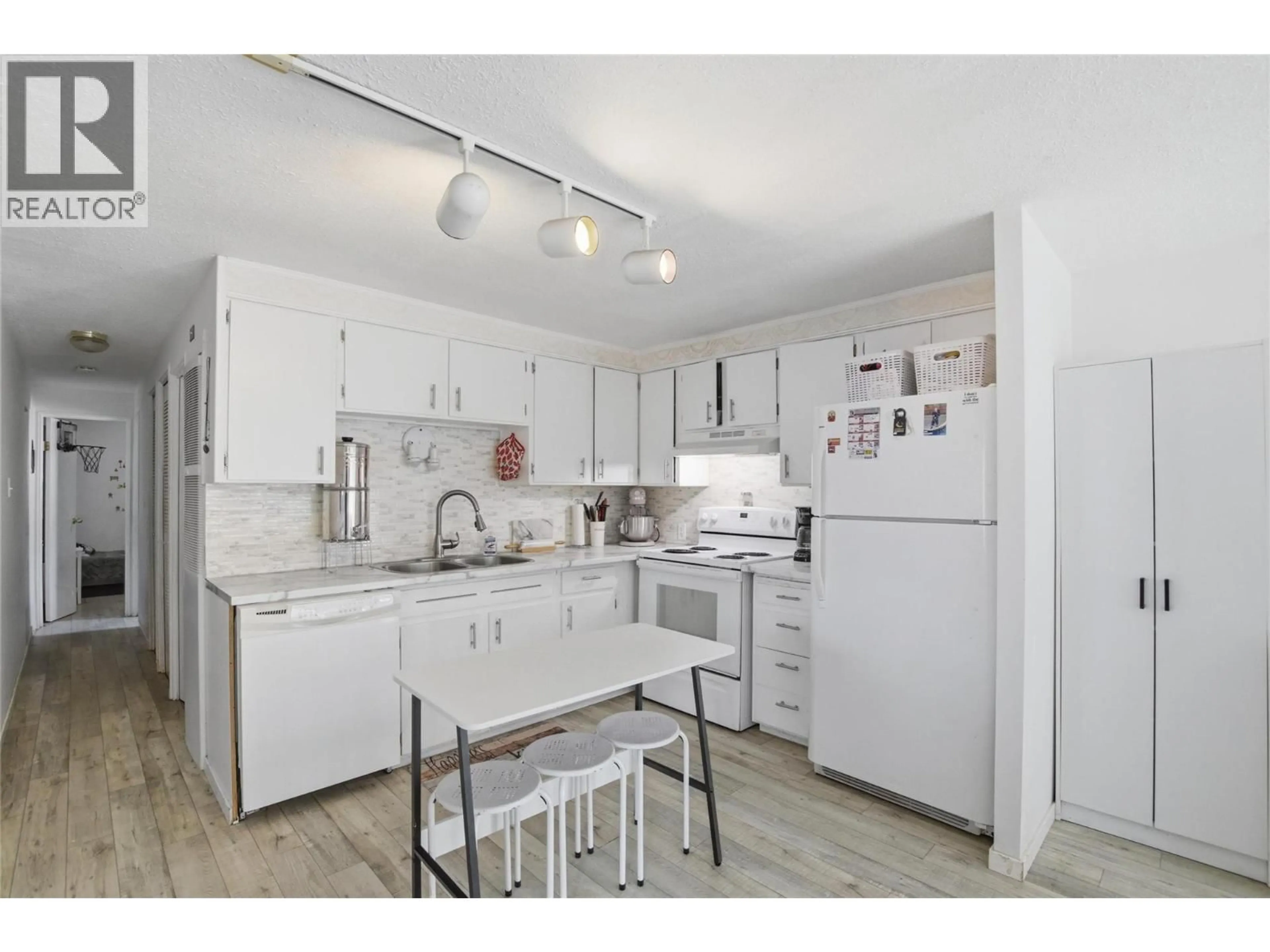 Standard kitchen, unknown for 4 JASPER DRIVE, Logan Lake British Columbia V0K1W0