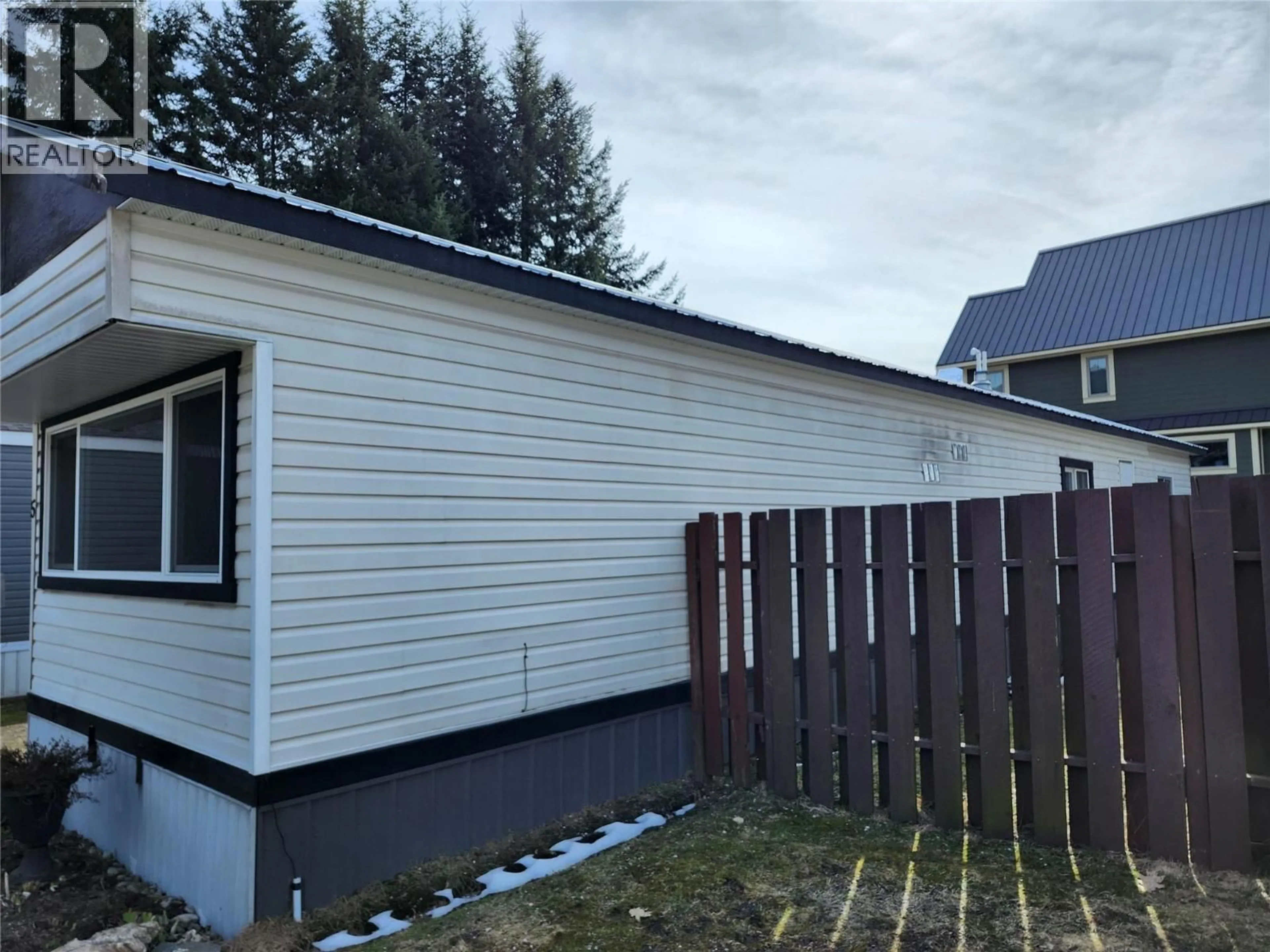 Home with vinyl exterior material, building for 5 - 606 EDWARD STREET EAST, Revelstoke British Columbia V0E2S0
