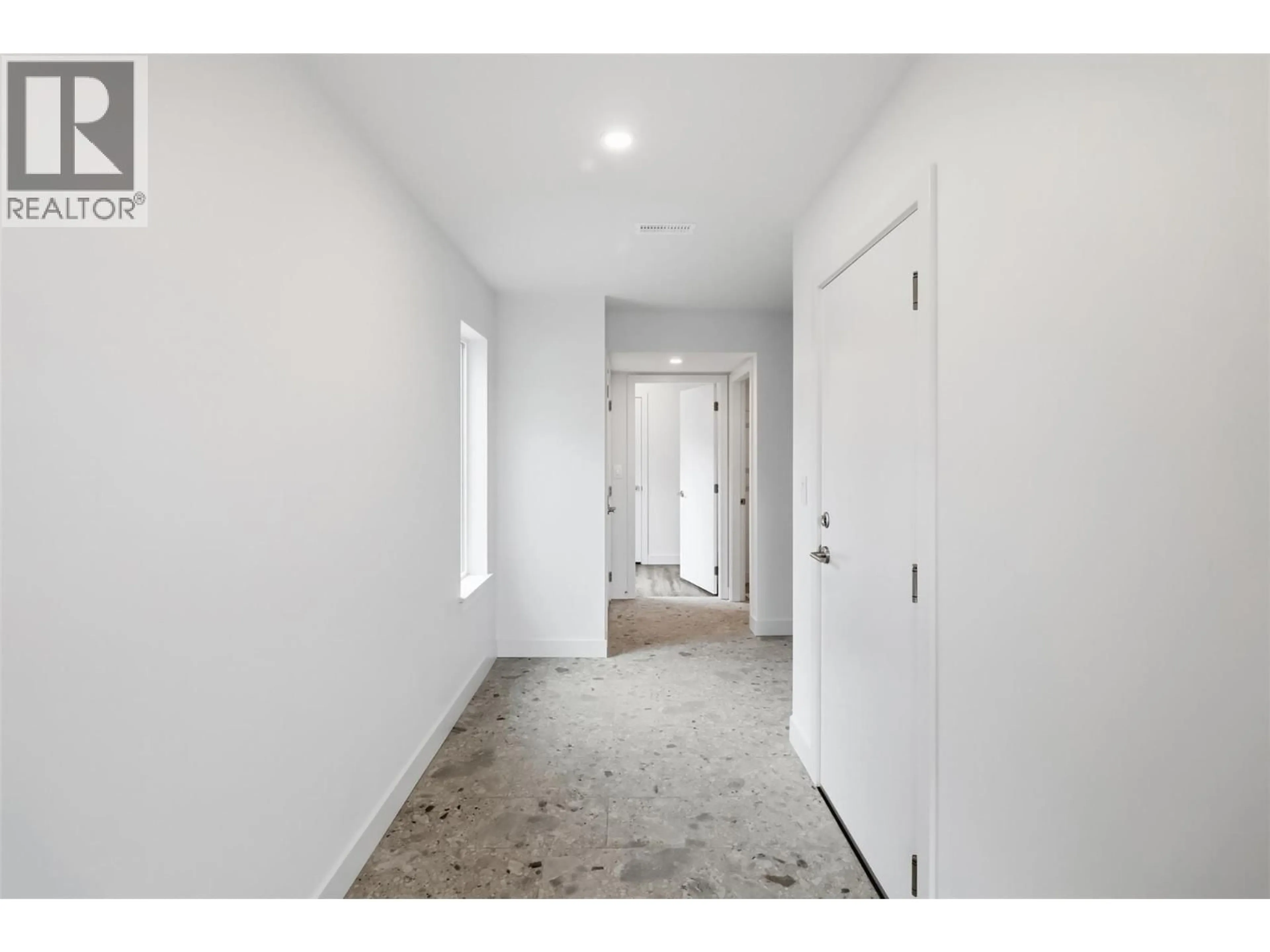 Indoor entryway for 137 - 2050 GRASSLANDS BOULEVARD, Kamloops British Columbia V2B0K7