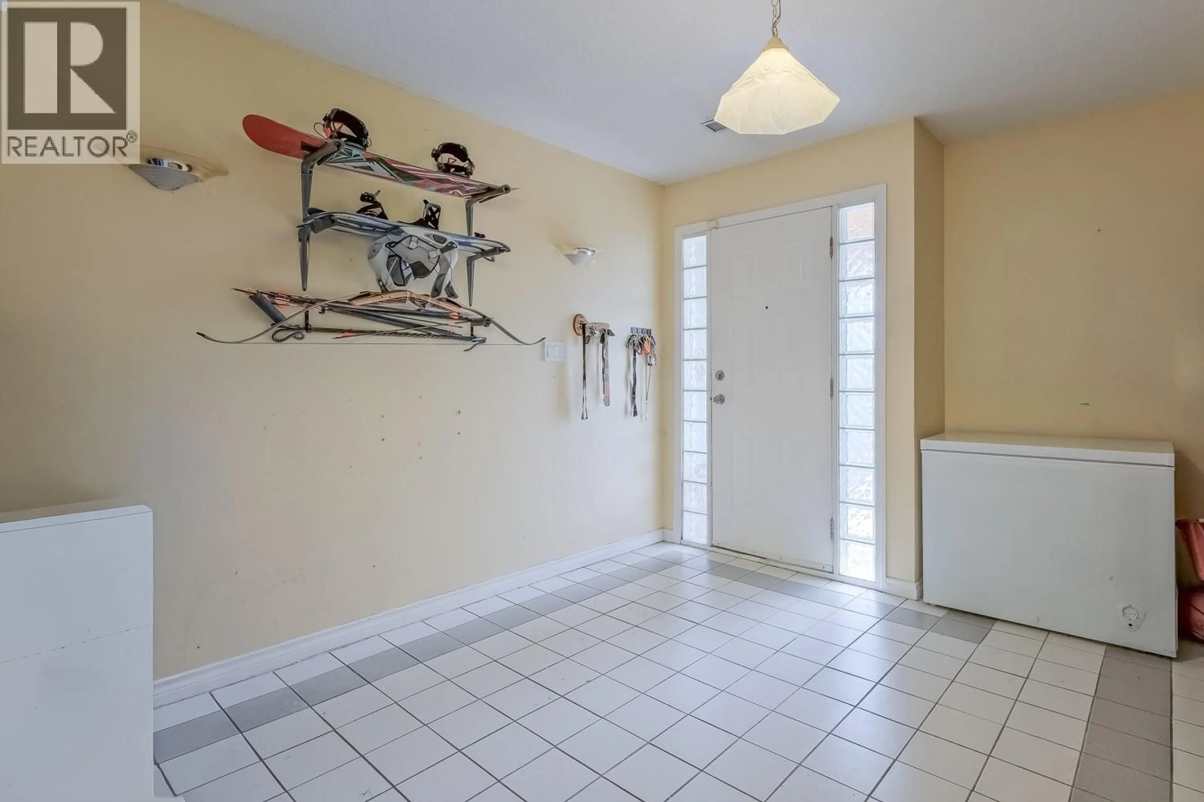 Indoor entryway for 164 ARNOTT PLACE, Penticton British Columbia V2A6W8